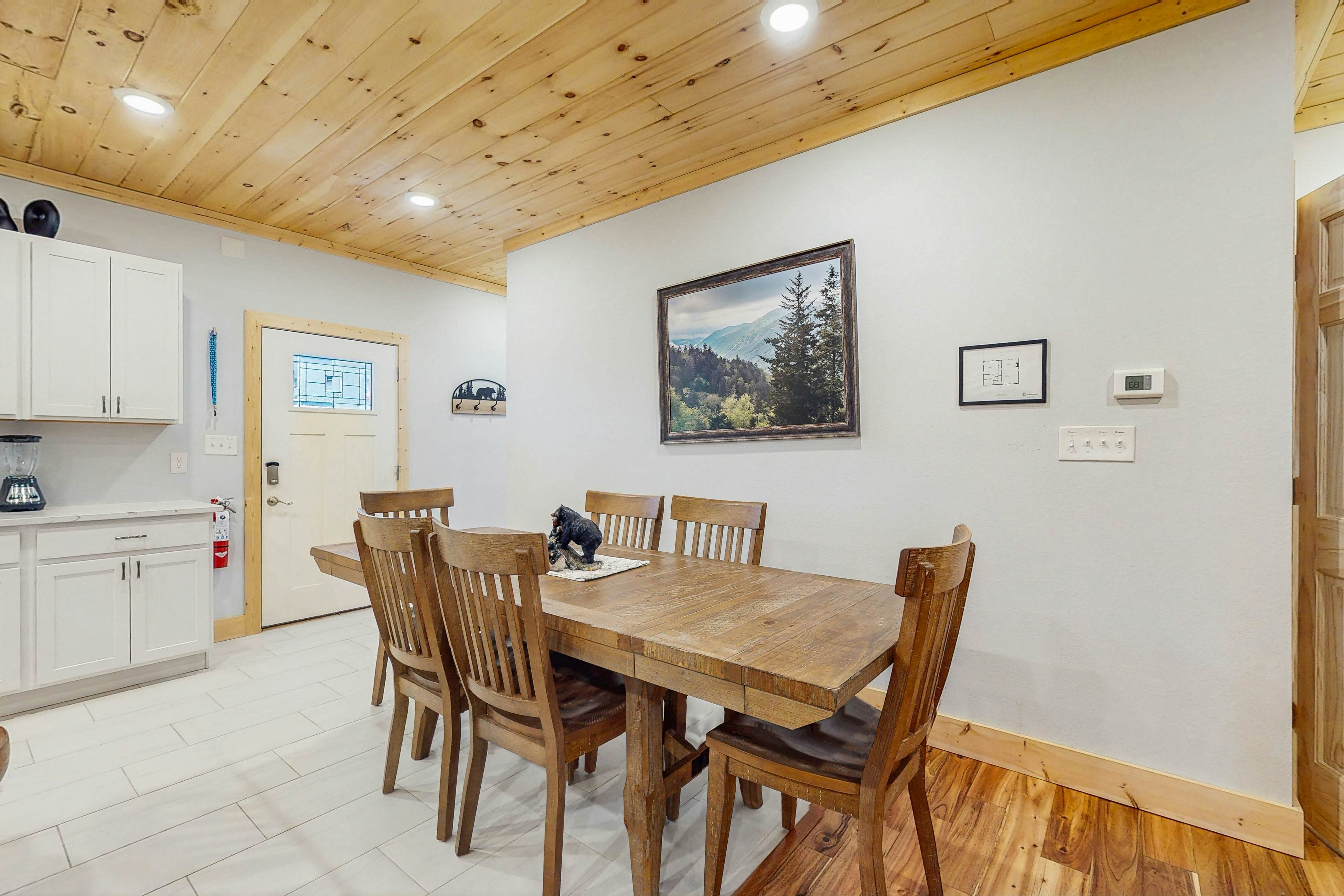 Fantastic home with hot tub, fireplace, game room & fully equipped kitchen 