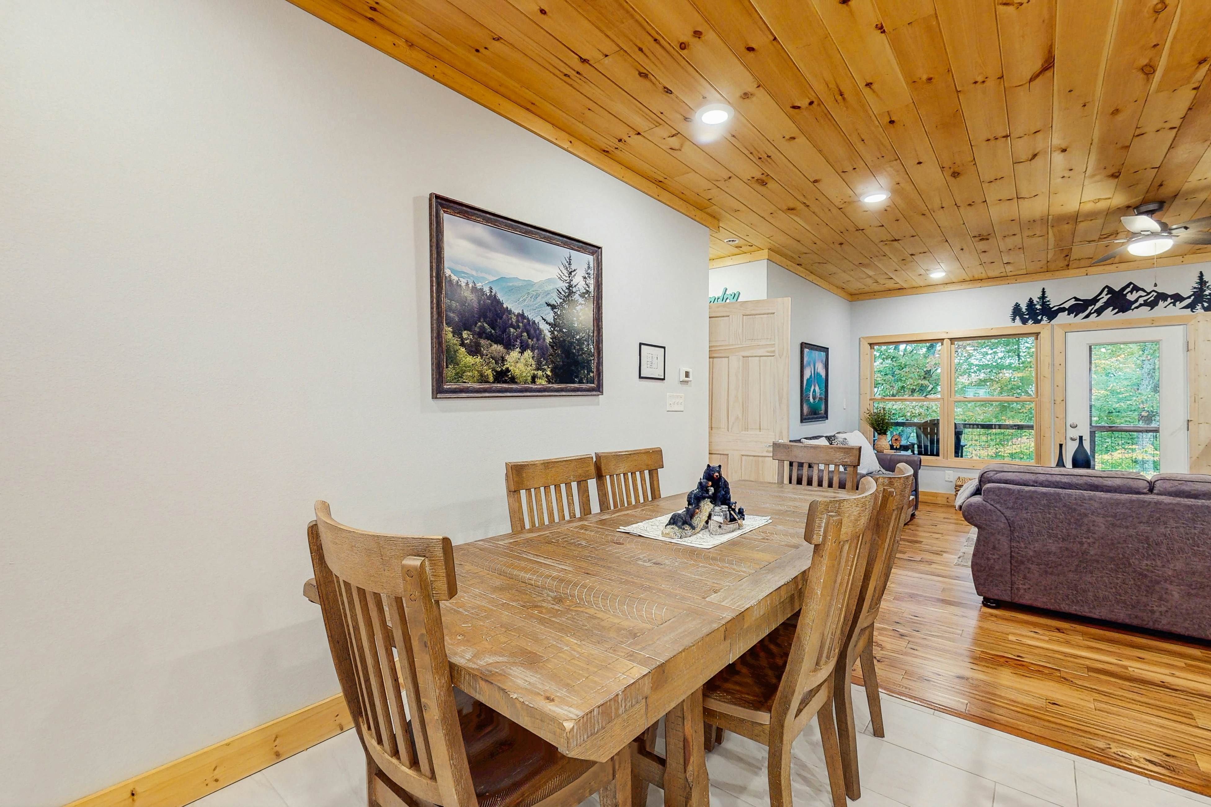 Fantastic home with hot tub, fireplace, game room & fully equipped kitchen 