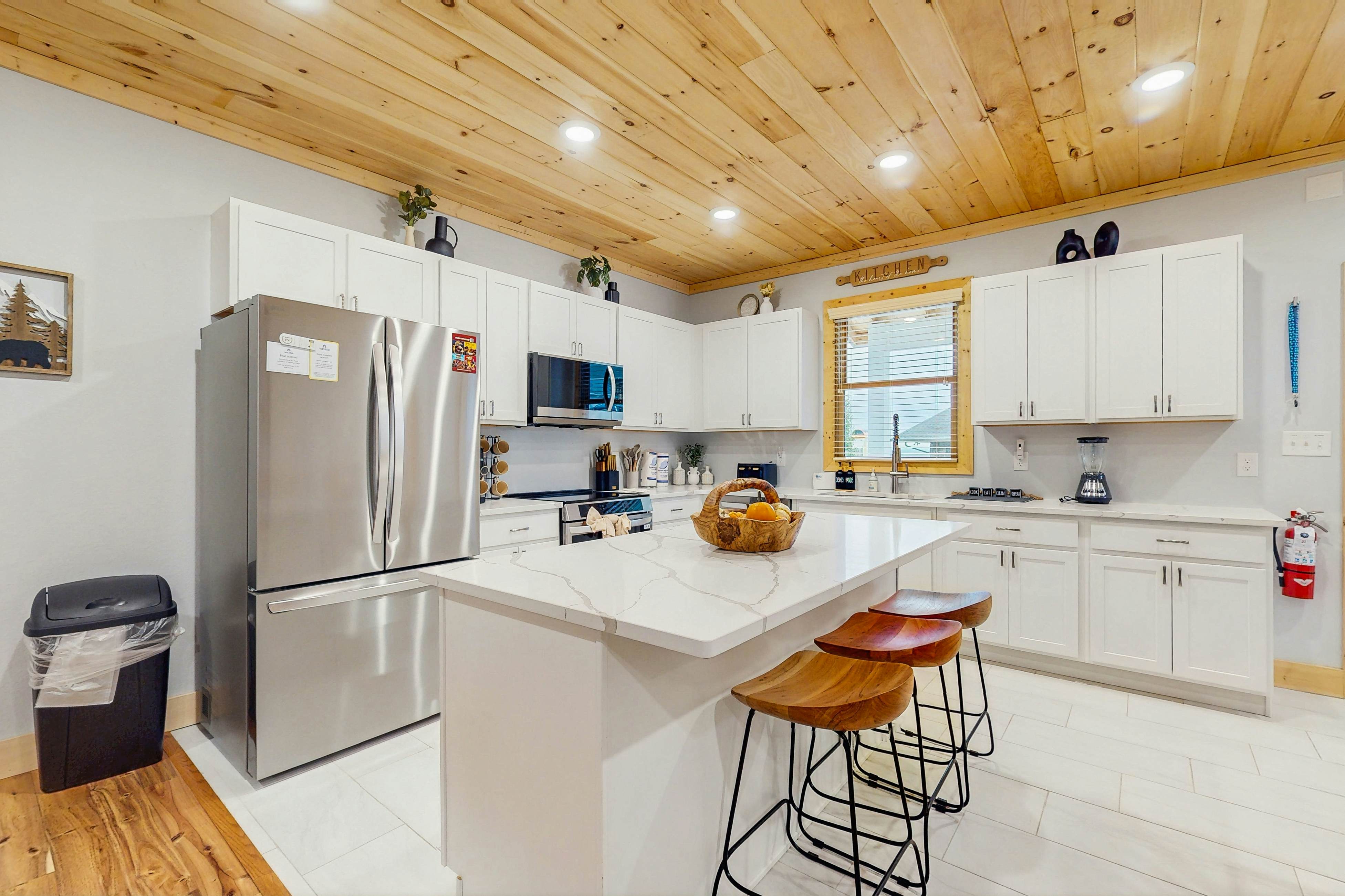 Fantastic home with hot tub, fireplace, game room & fully equipped kitchen 