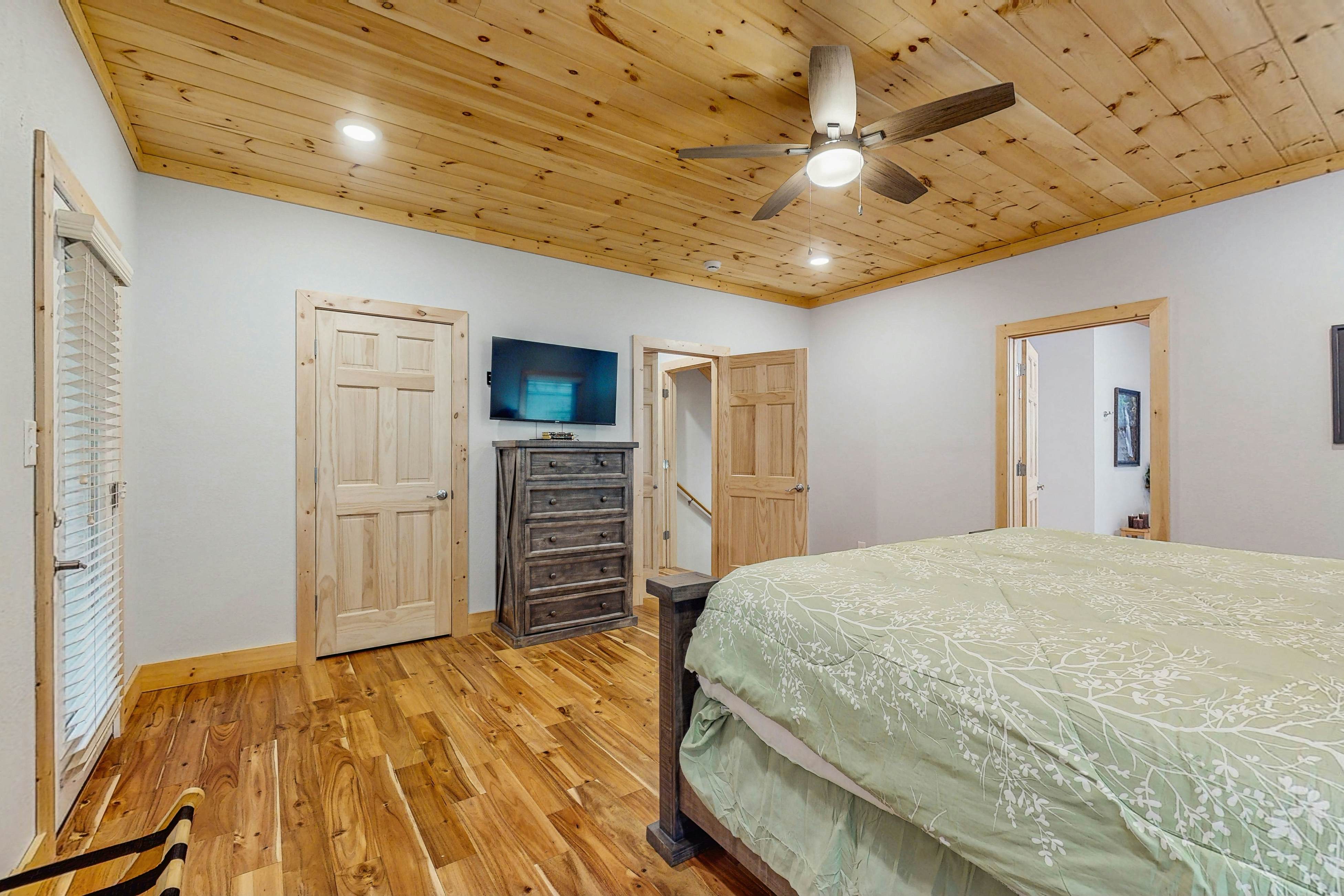 Fantastic home with hot tub, fireplace, game room & fully equipped kitchen 