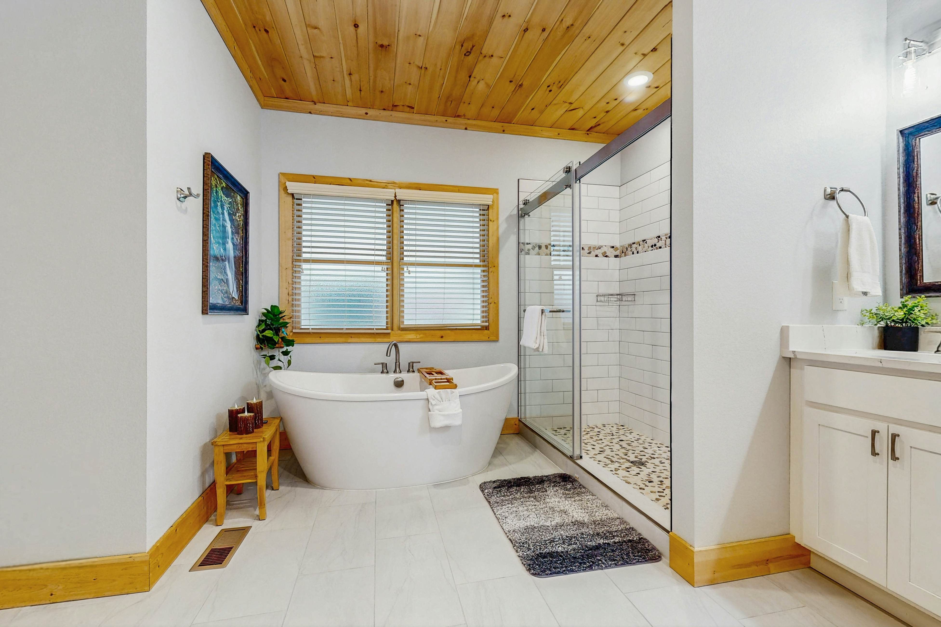 Fantastic home with hot tub, fireplace, game room & fully equipped kitchen 