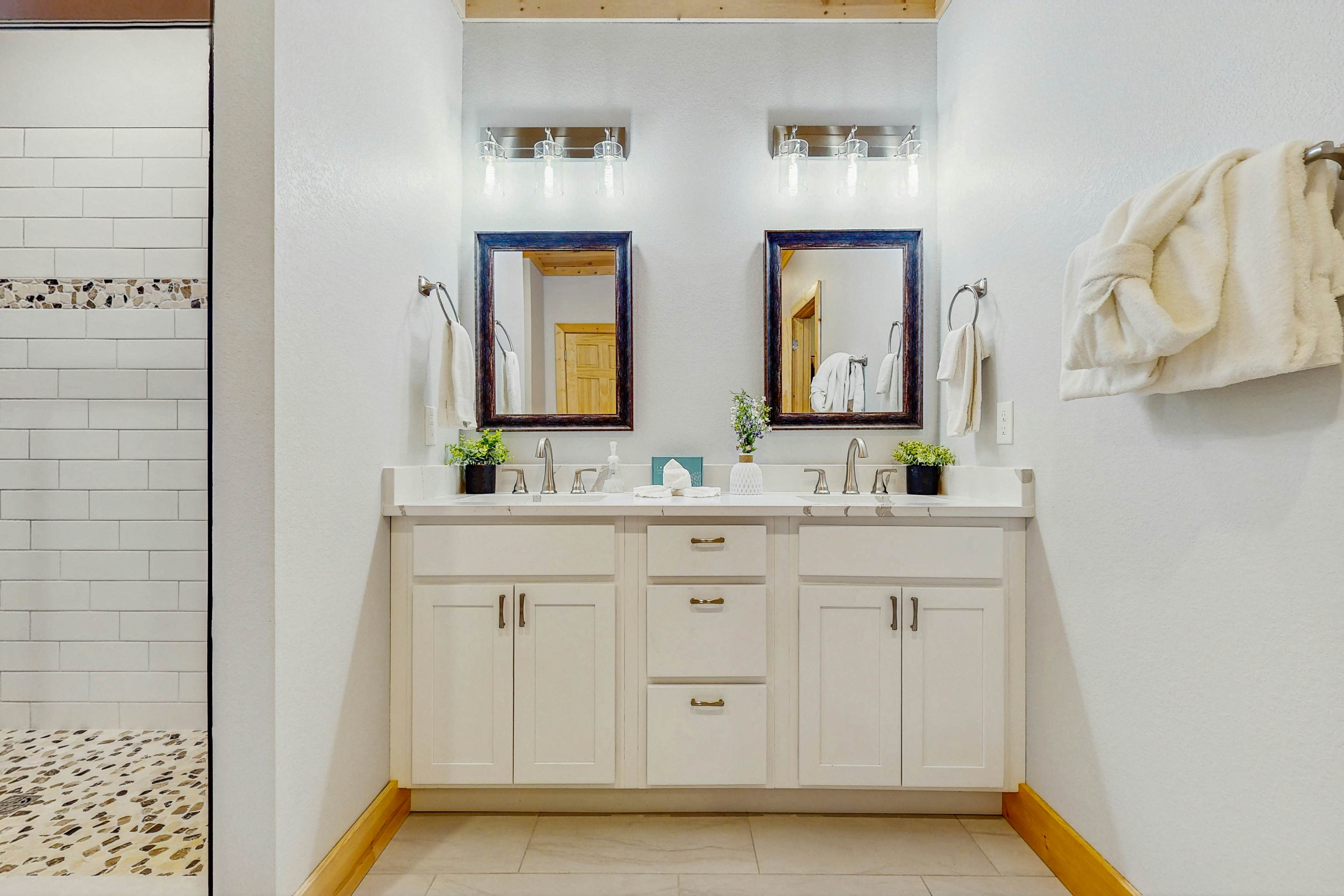 Fantastic home with hot tub, fireplace, game room & fully equipped kitchen 