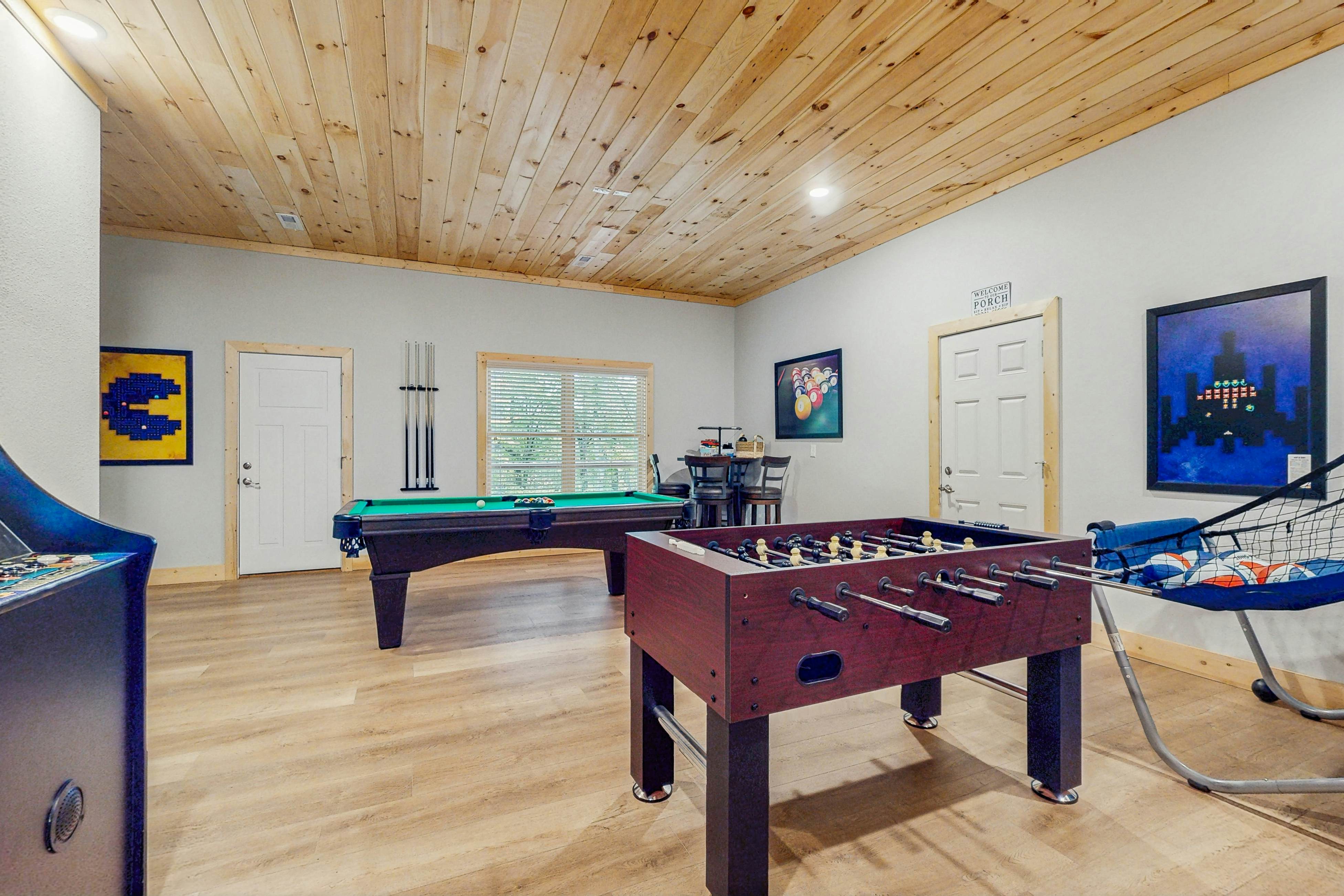 Fantastic home with hot tub, fireplace, game room & fully equipped kitchen 