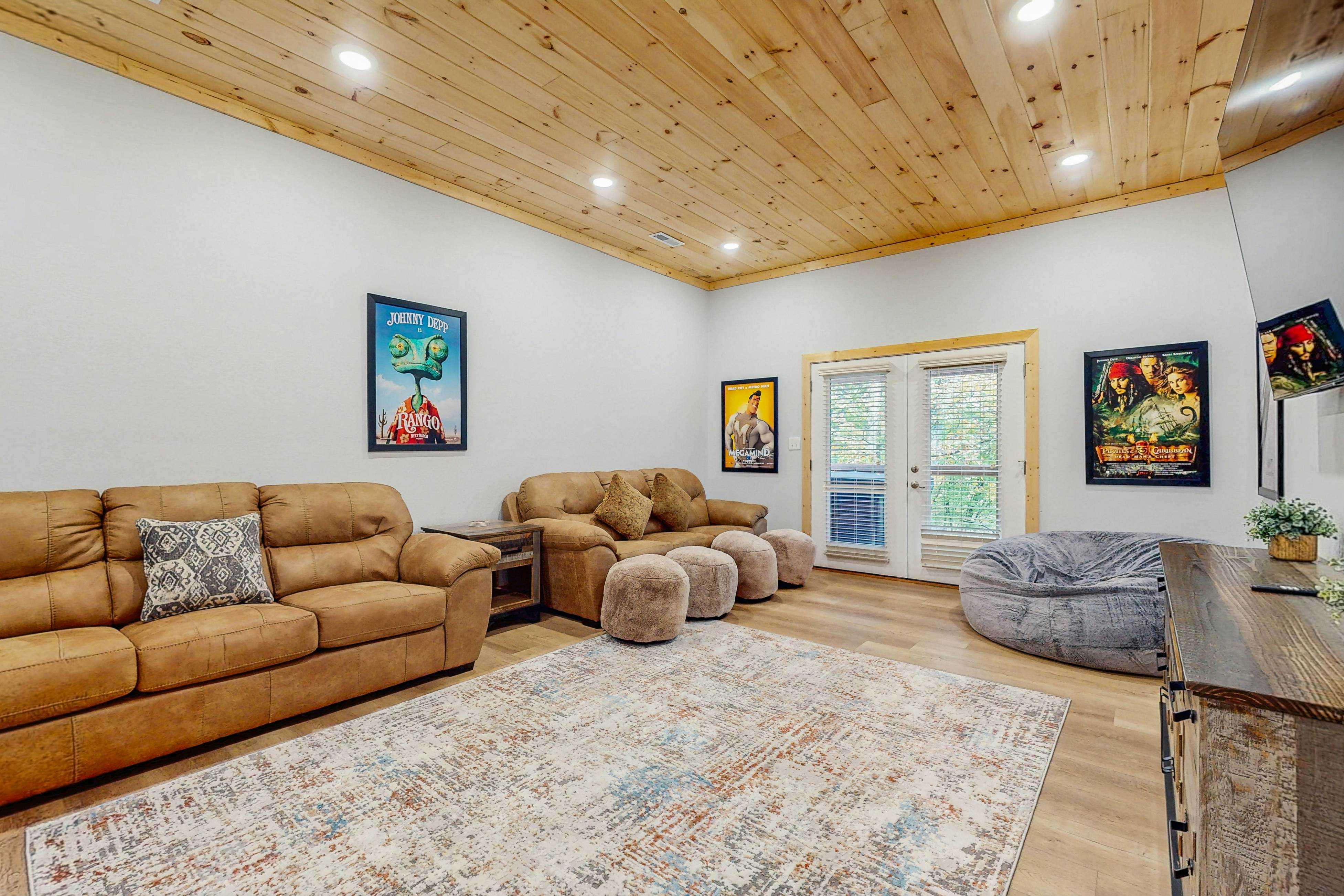 Fantastic home with hot tub, fireplace, game room & fully equipped kitchen 