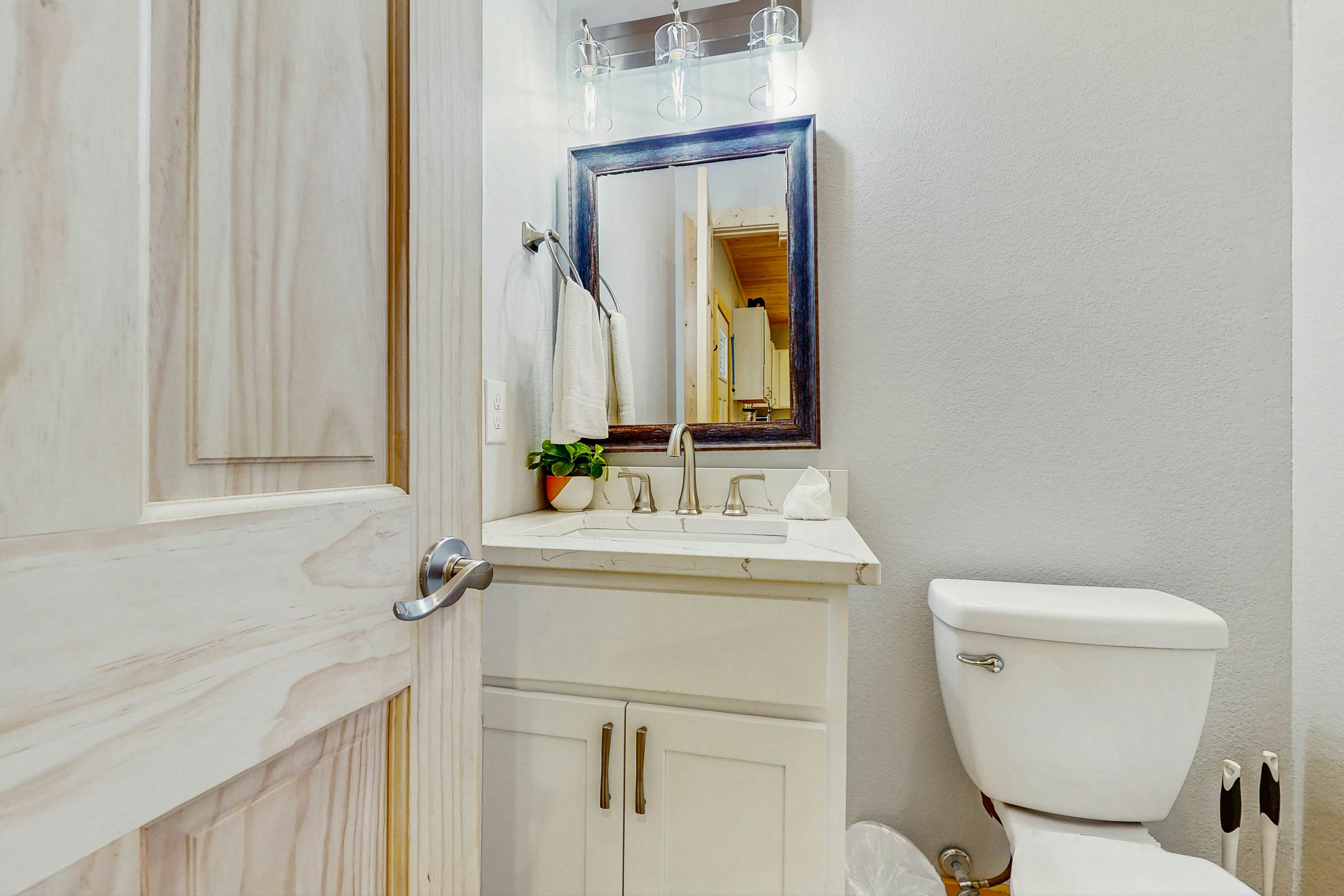 Fantastic home with hot tub, fireplace, game room & fully equipped kitchen 