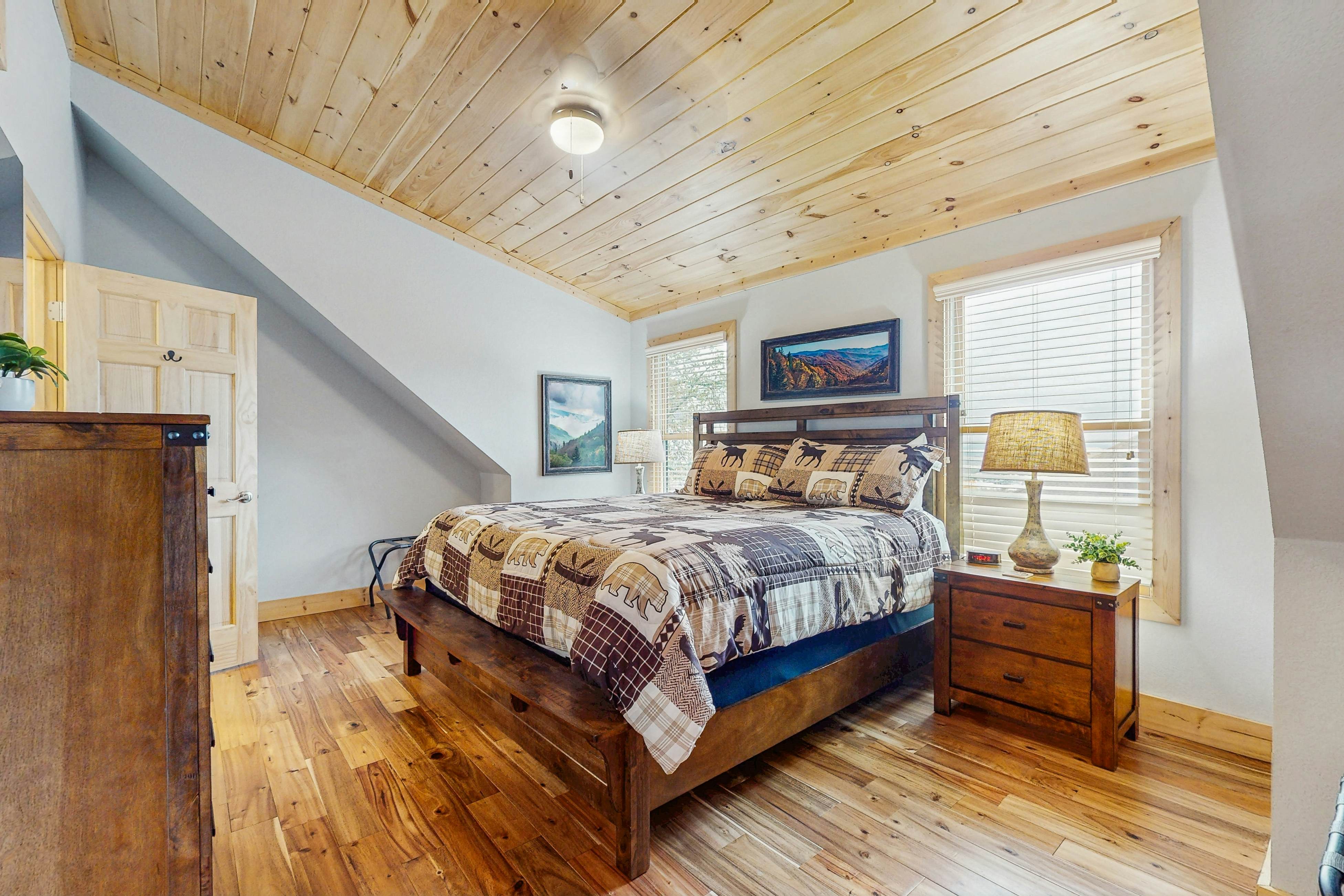 Fantastic home with hot tub, fireplace, game room & fully equipped kitchen 