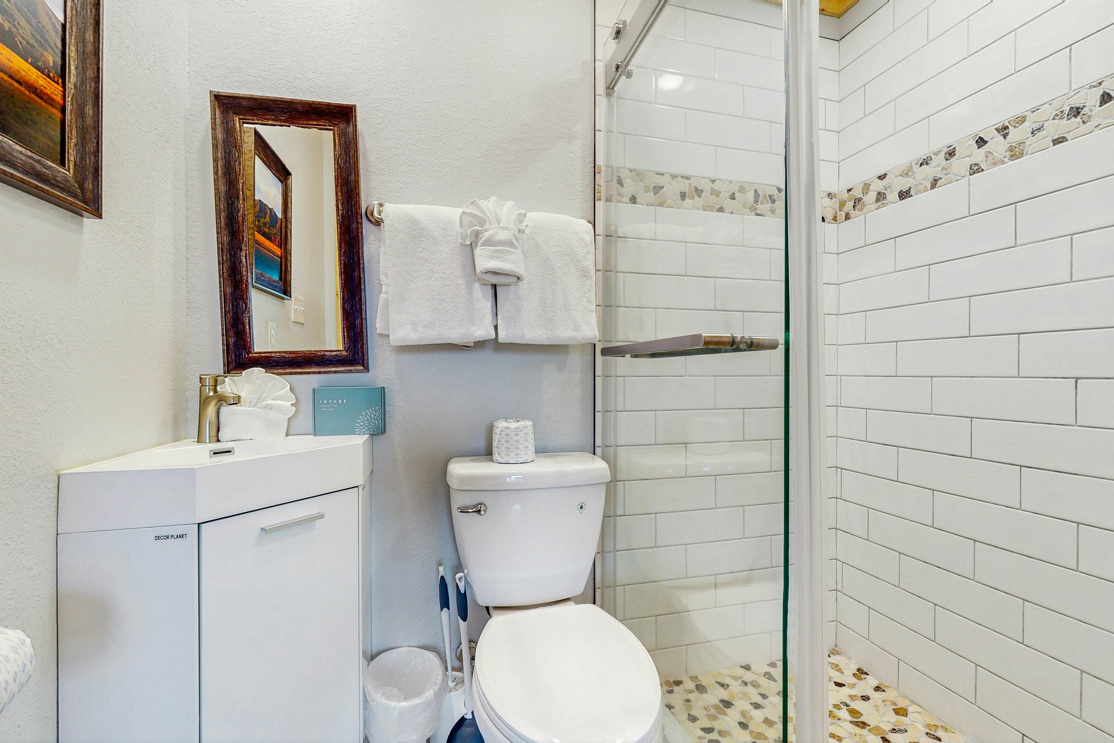 Fantastic home with hot tub, fireplace, game room & fully equipped kitchen 