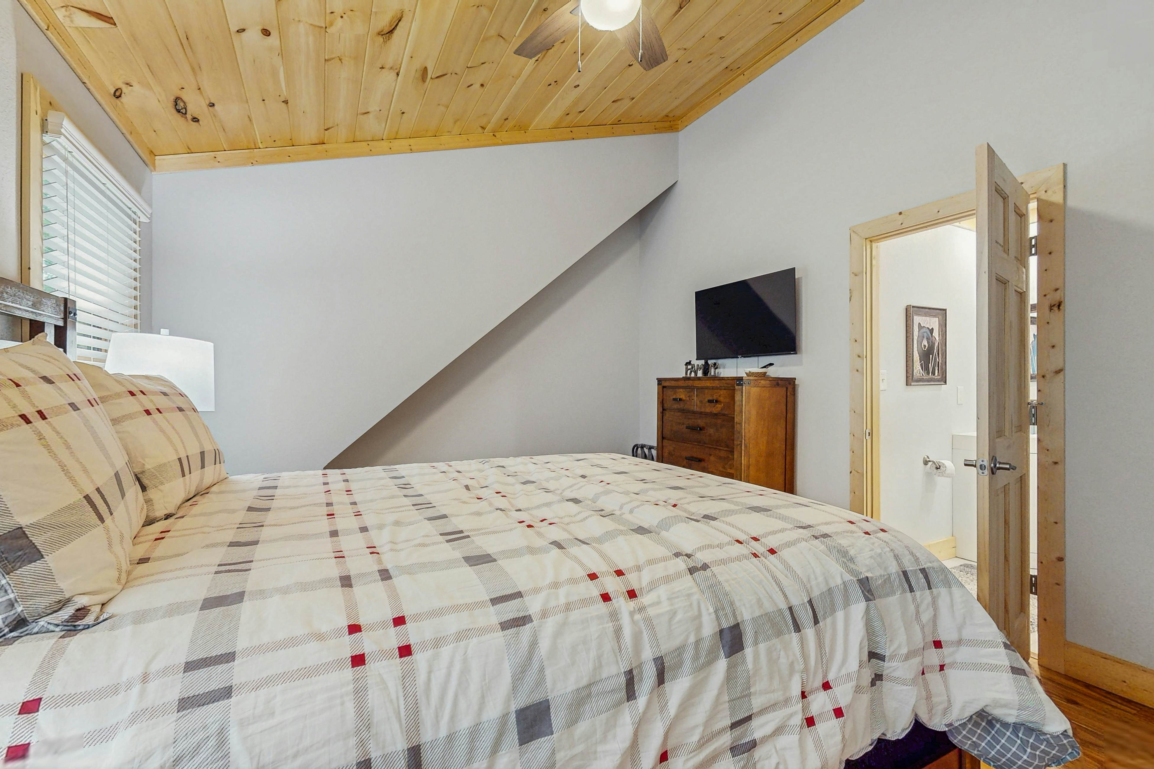 Fantastic home with hot tub, fireplace, game room & fully equipped kitchen 