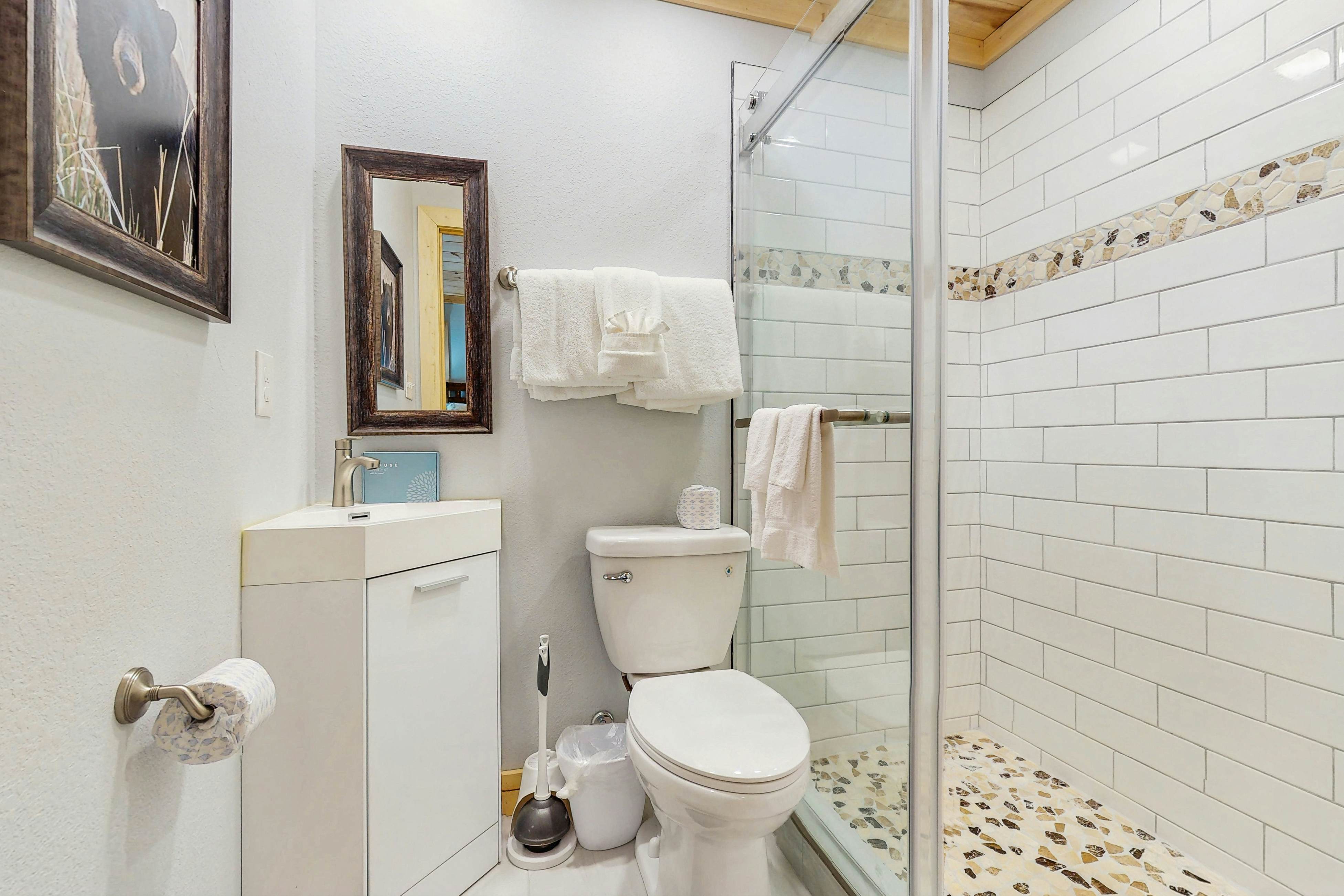 Fantastic home with hot tub, fireplace, game room & fully equipped kitchen 