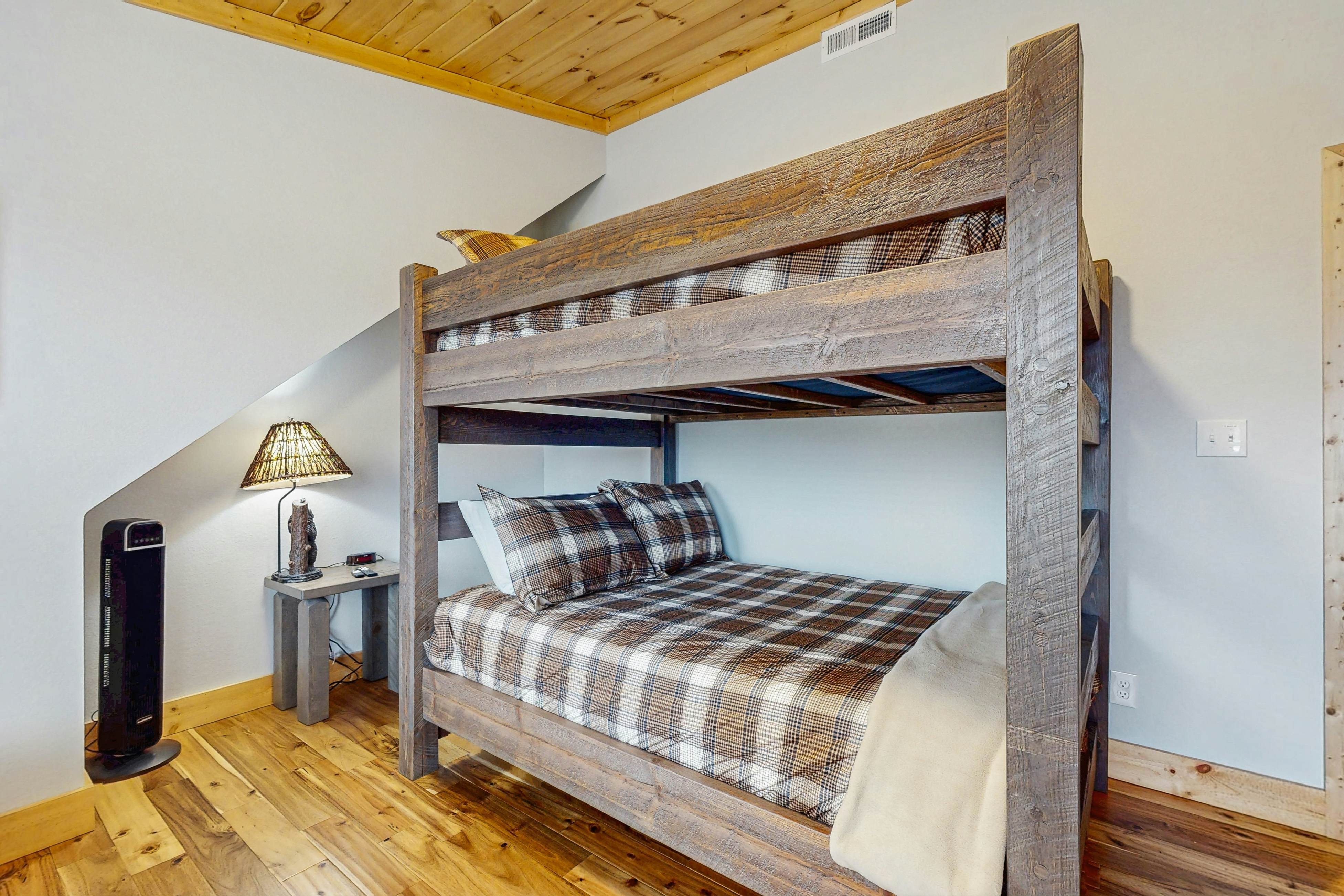 Fantastic home with hot tub, fireplace, game room & fully equipped kitchen 