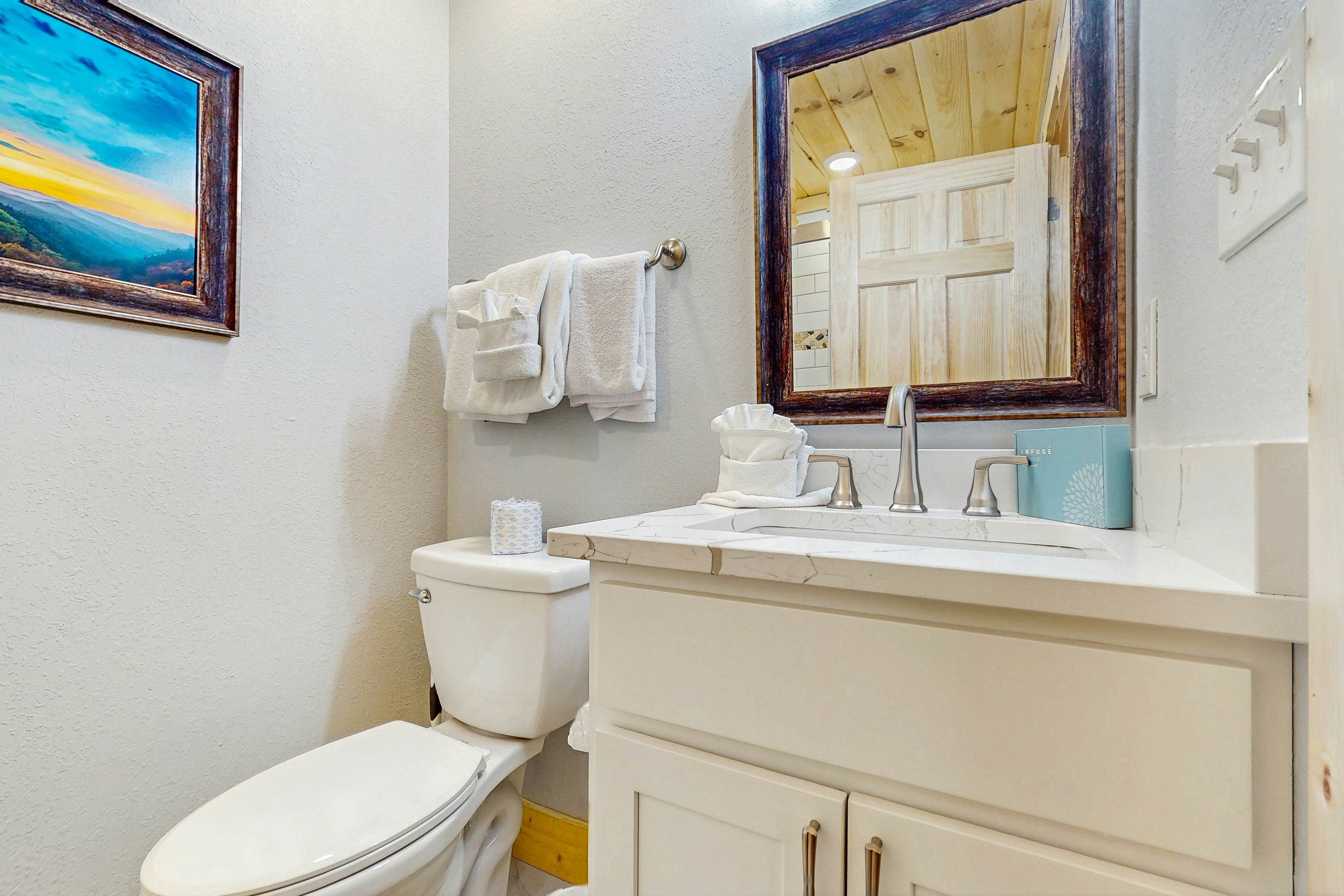 Fantastic home with hot tub, fireplace, game room & fully equipped kitchen 