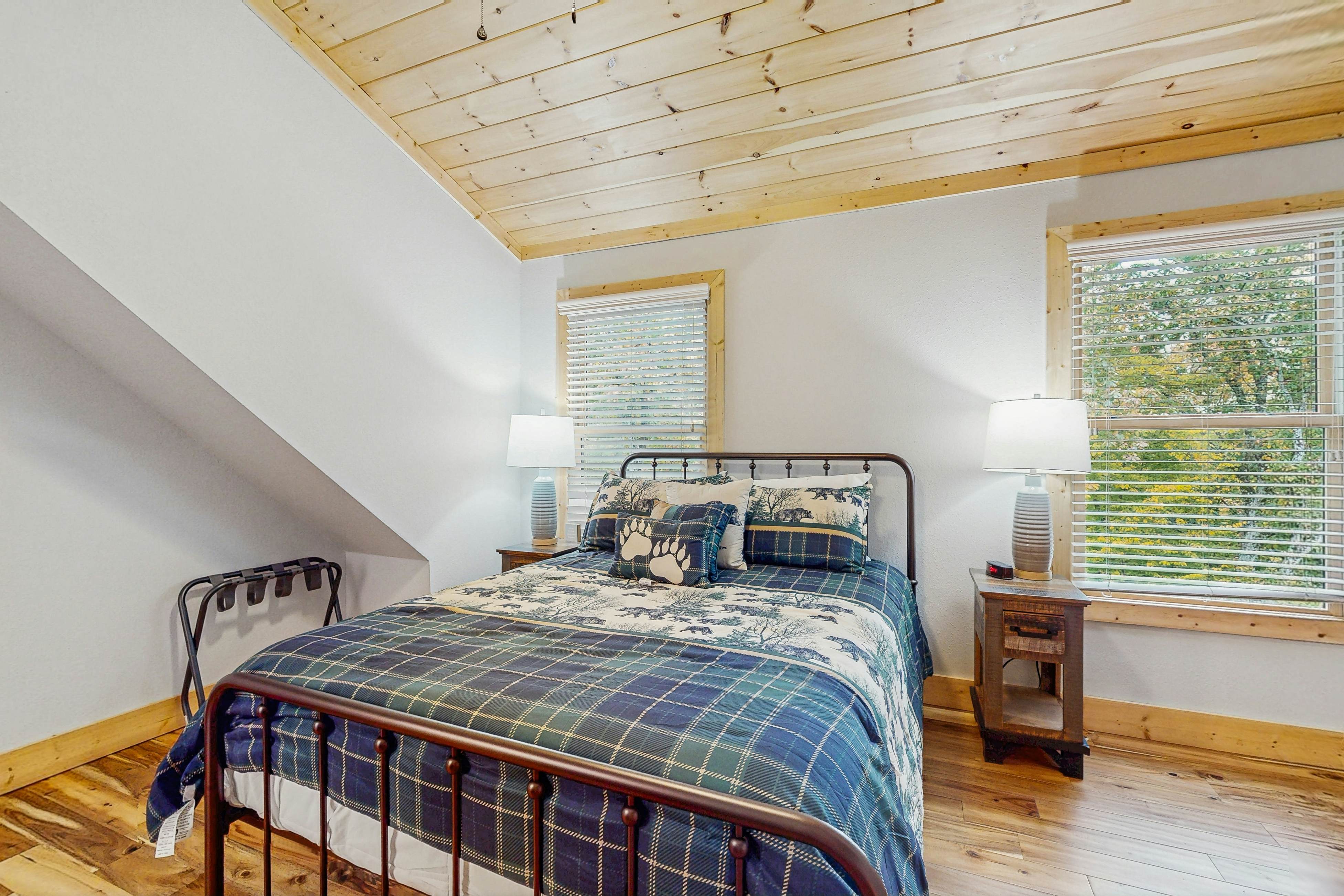 Fantastic home with hot tub, fireplace, game room & fully equipped kitchen 