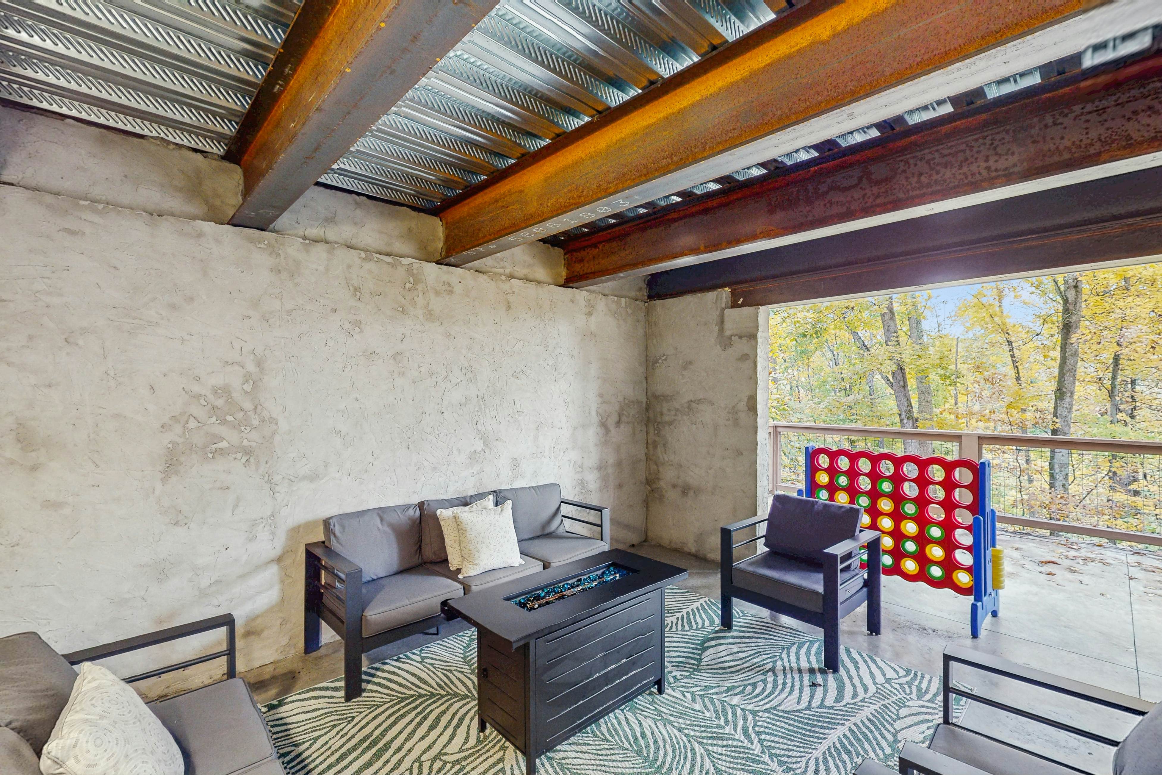 Fantastic home with hot tub, fireplace, game room & fully equipped kitchen 