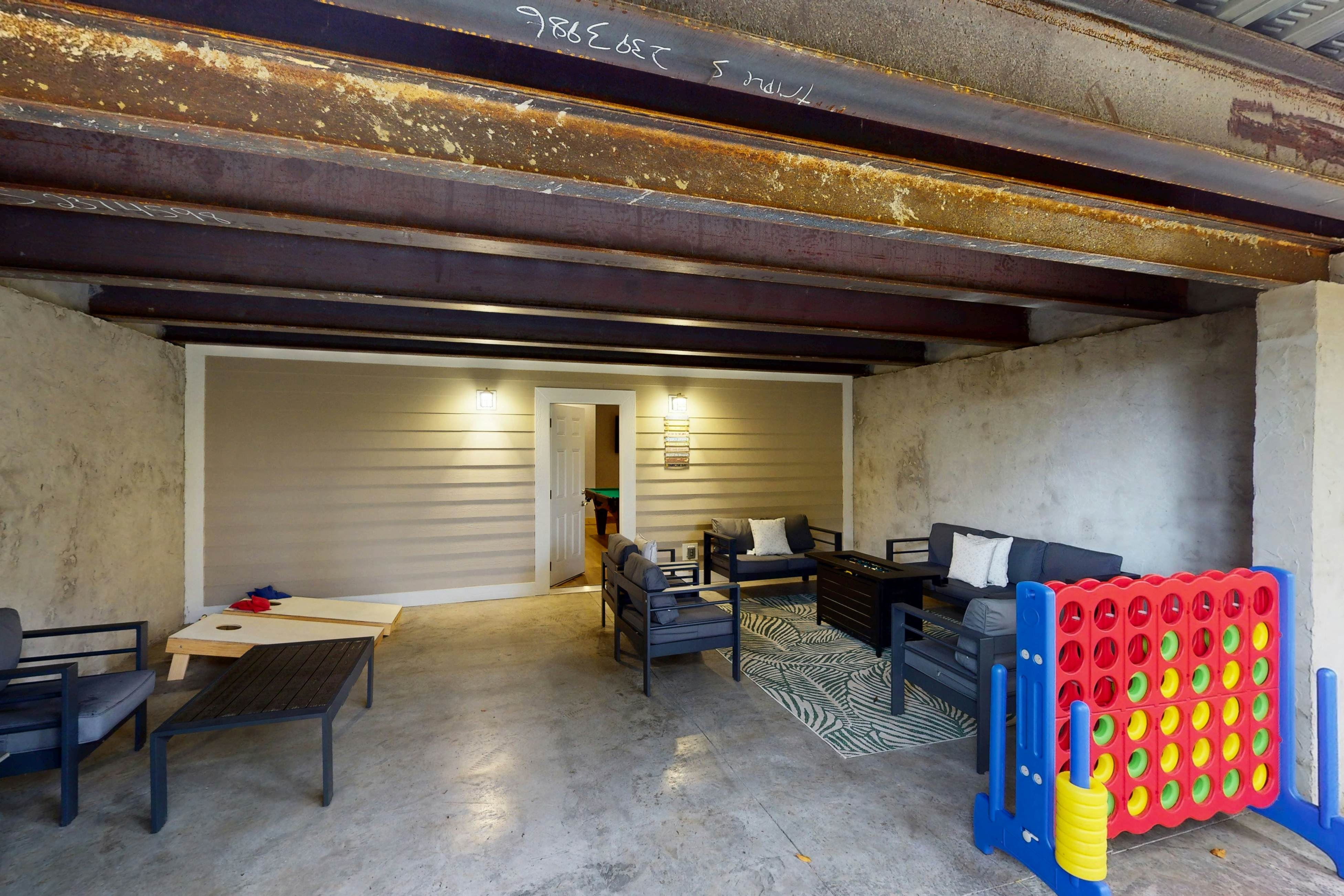 Fantastic home with hot tub, fireplace, game room & fully equipped kitchen 