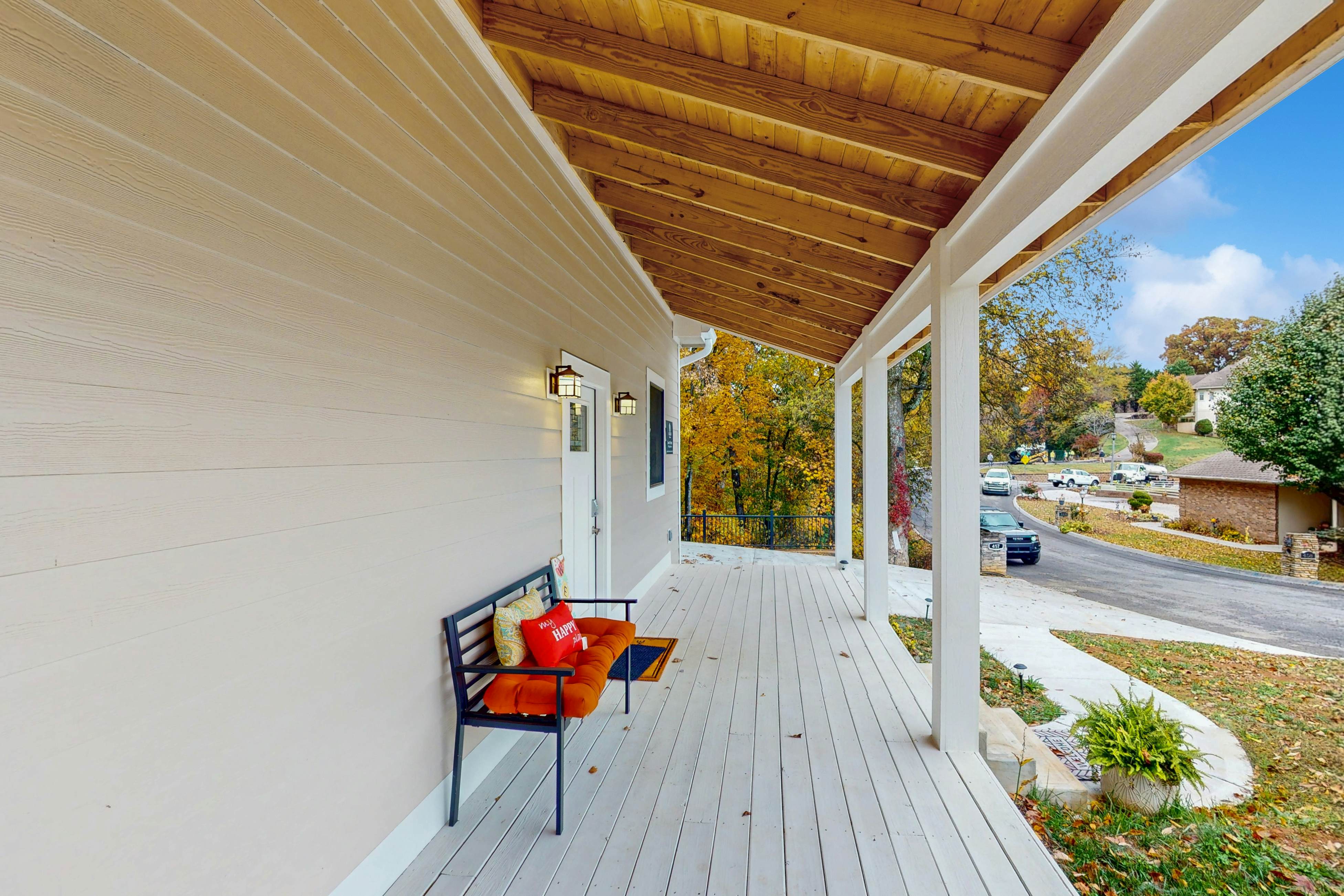 Fantastic home with hot tub, fireplace, game room & fully equipped kitchen 