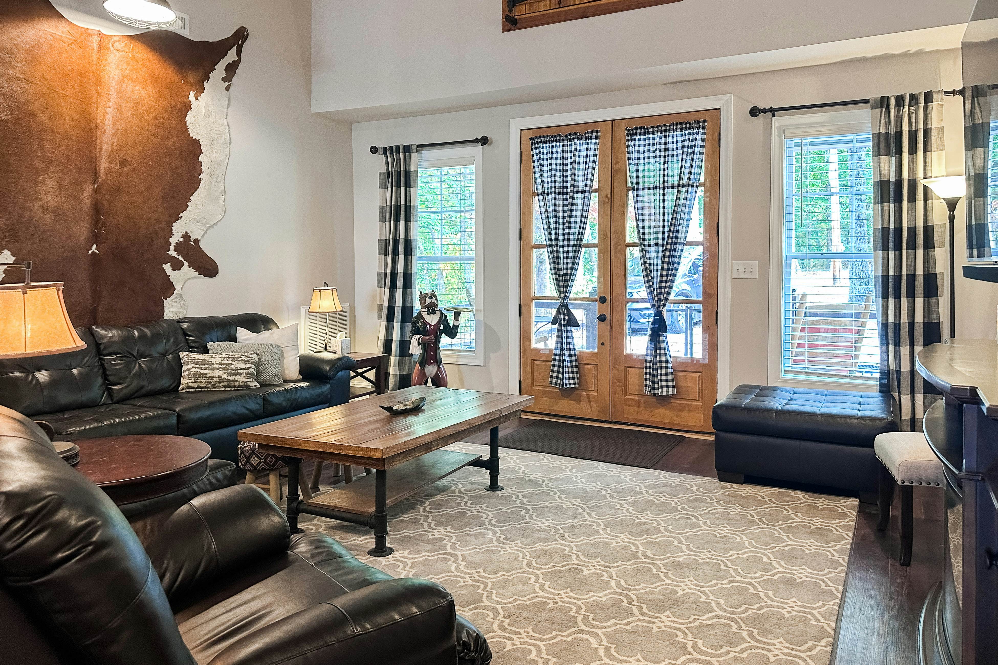 Rustic Lakeside Home, Sleeps 6・Private Dock・Grill