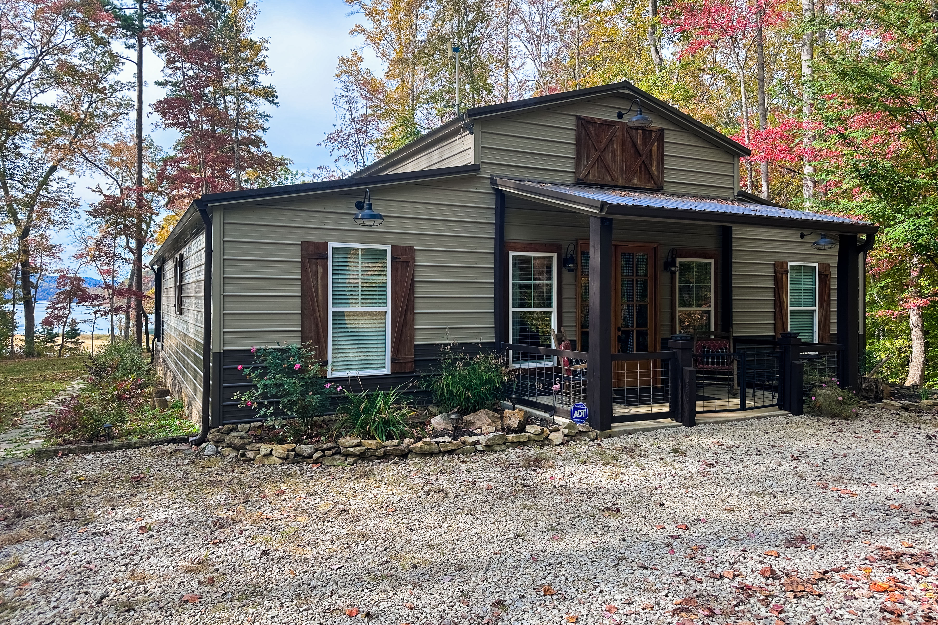 Rustic Lakeside Home, Sleeps 6・Private Dock・Grill