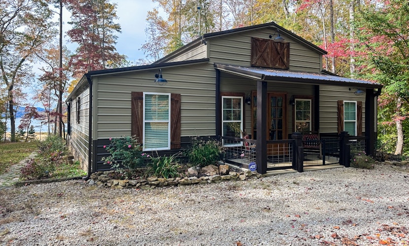 Rustic Lakeside Home, Sleeps 6・Private Dock・Grill