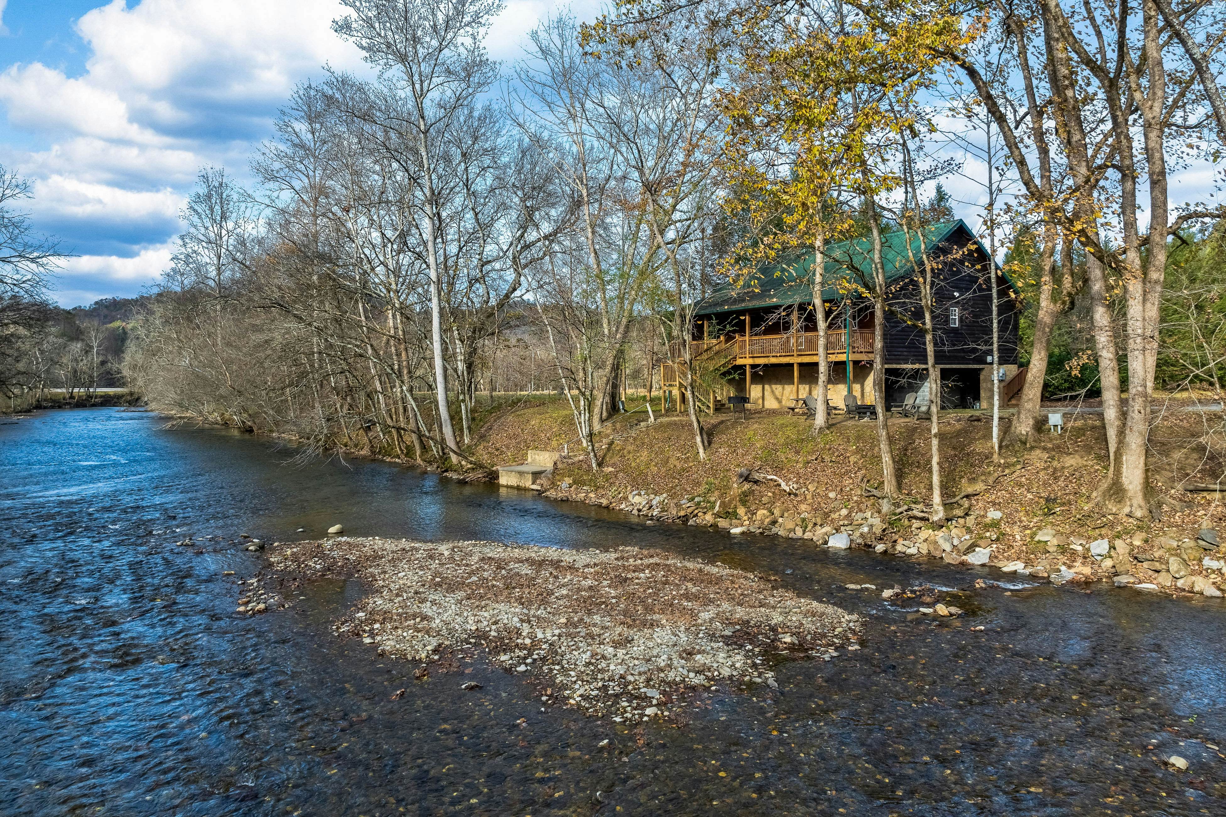 Riverfront cabin with Free Attraction TIckets & lush greenery