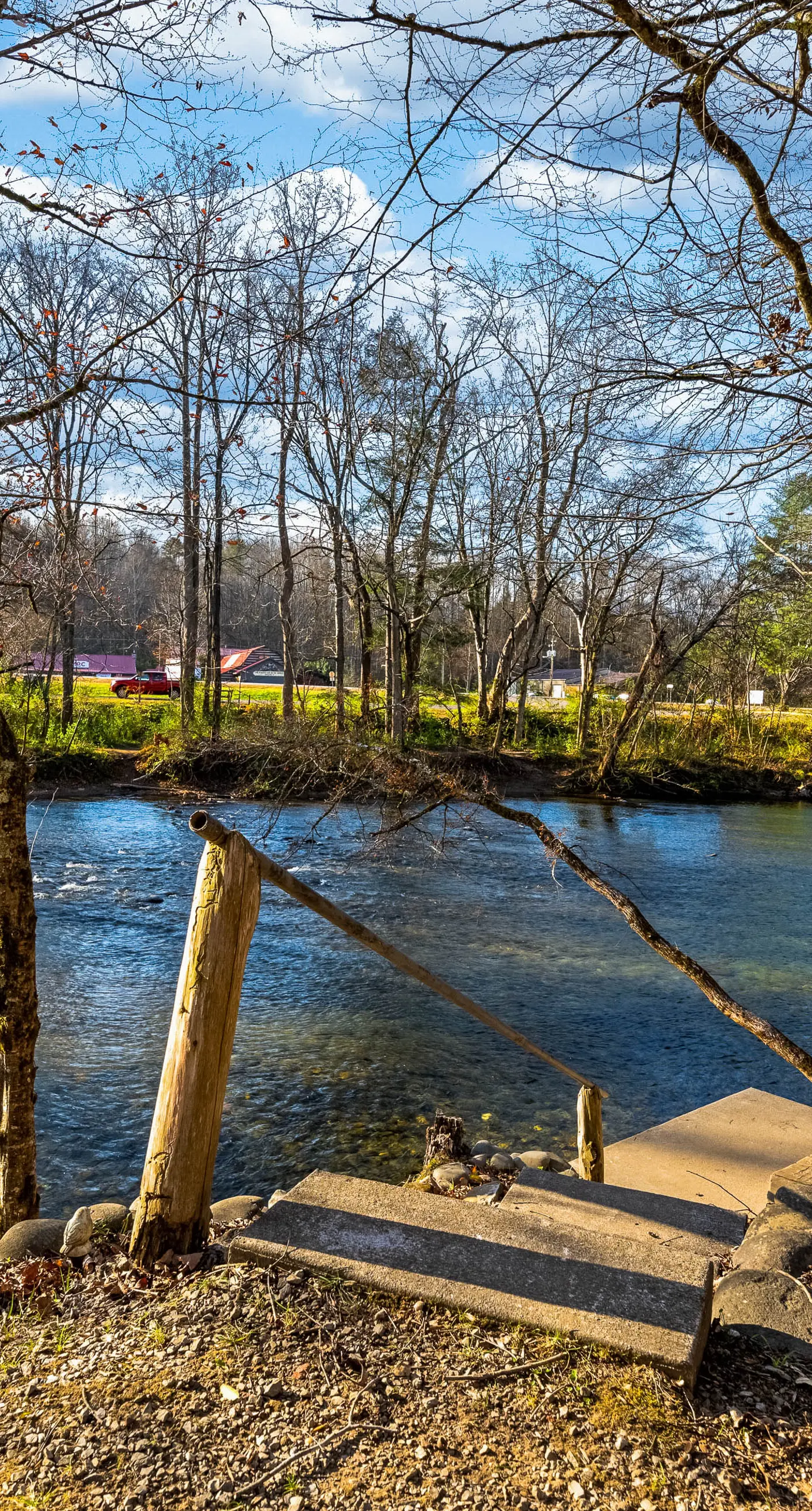 Townsend River Retreat・Lush Greenery・Grill
