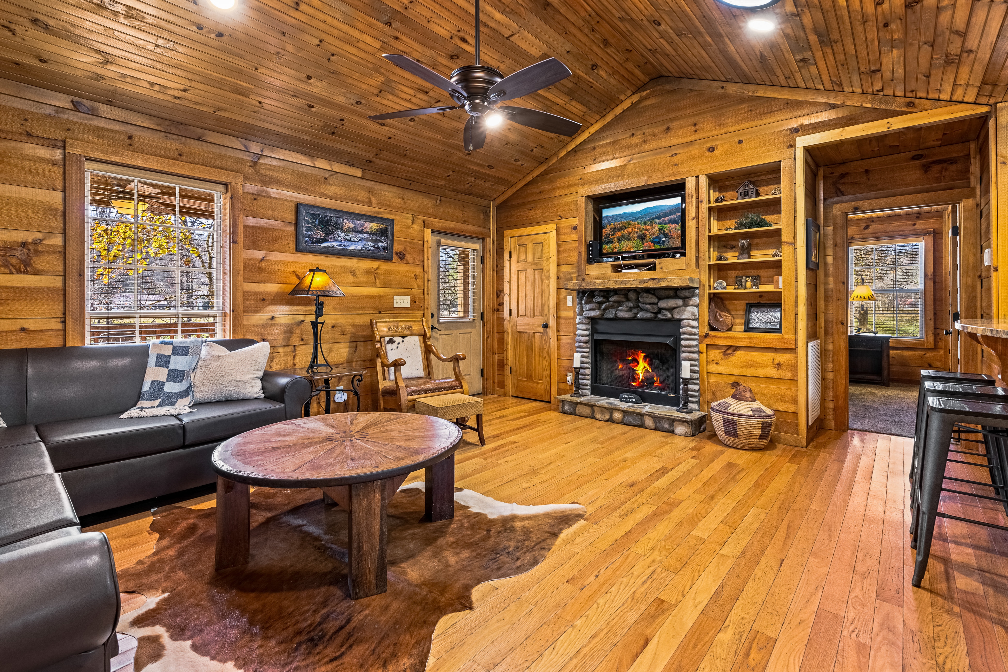 Riverfront Cabin, Sleeps 10・Lush Greenery・Grill