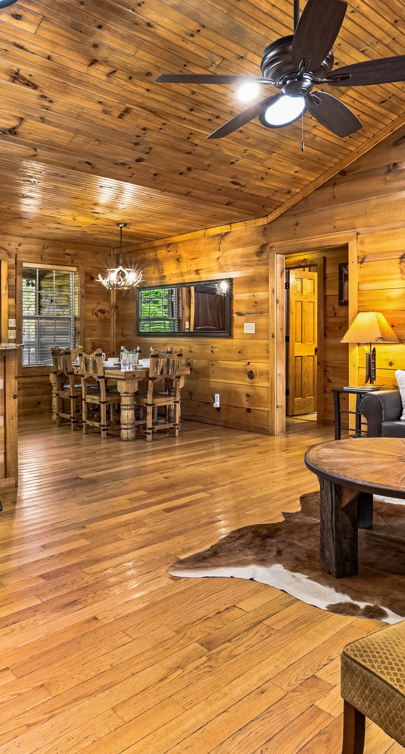 Townsend River Retreat・Lush Greenery・Grill