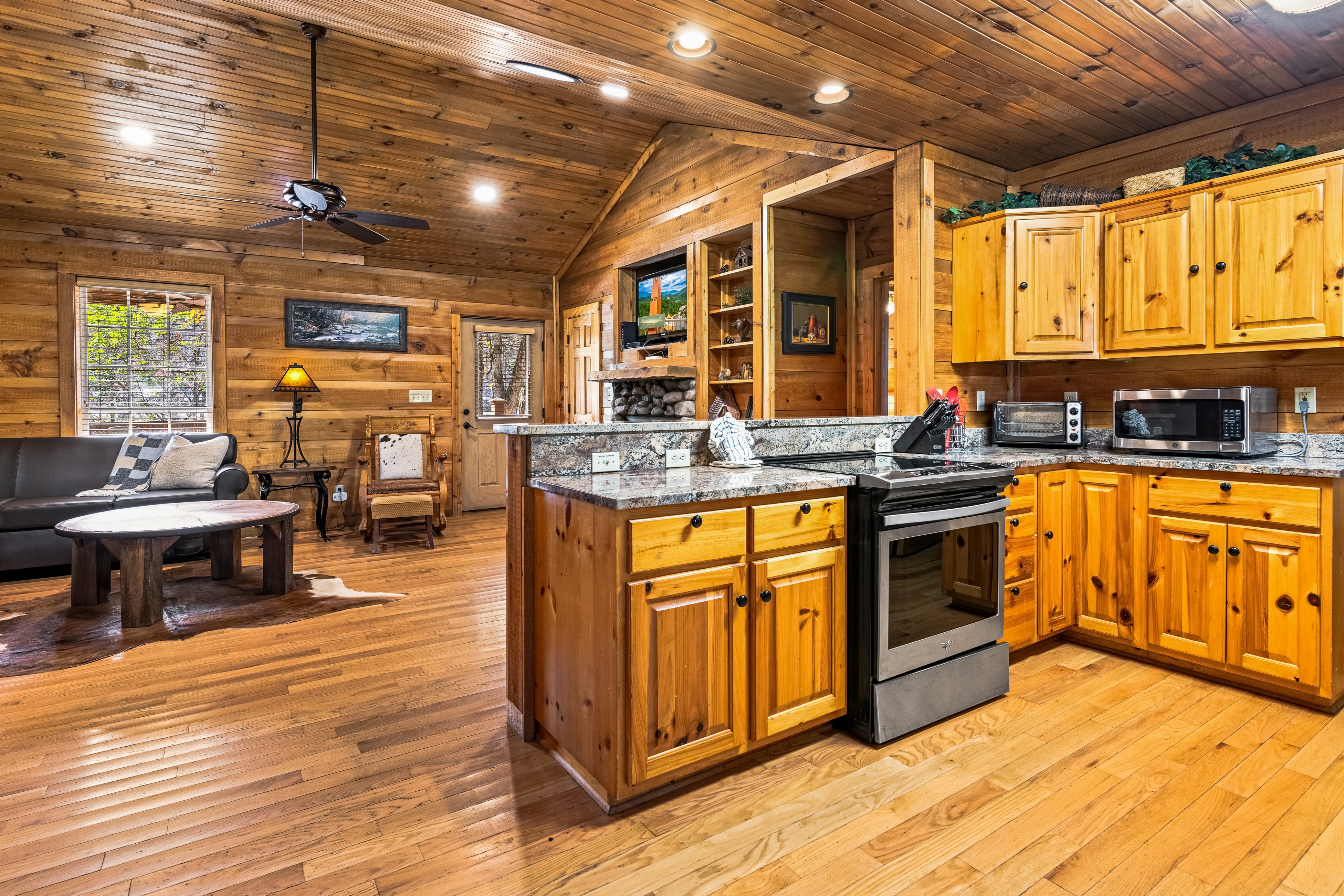 Riverfront Cabin, Sleeps 10・Lush Greenery・Grill