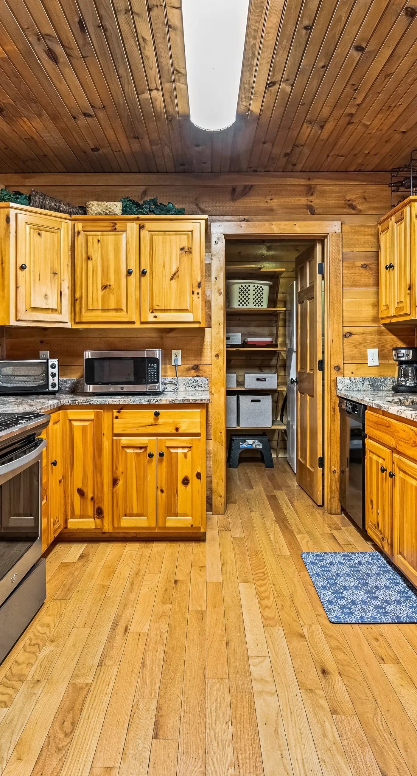 Townsend River Retreat・Lush Greenery・Grill