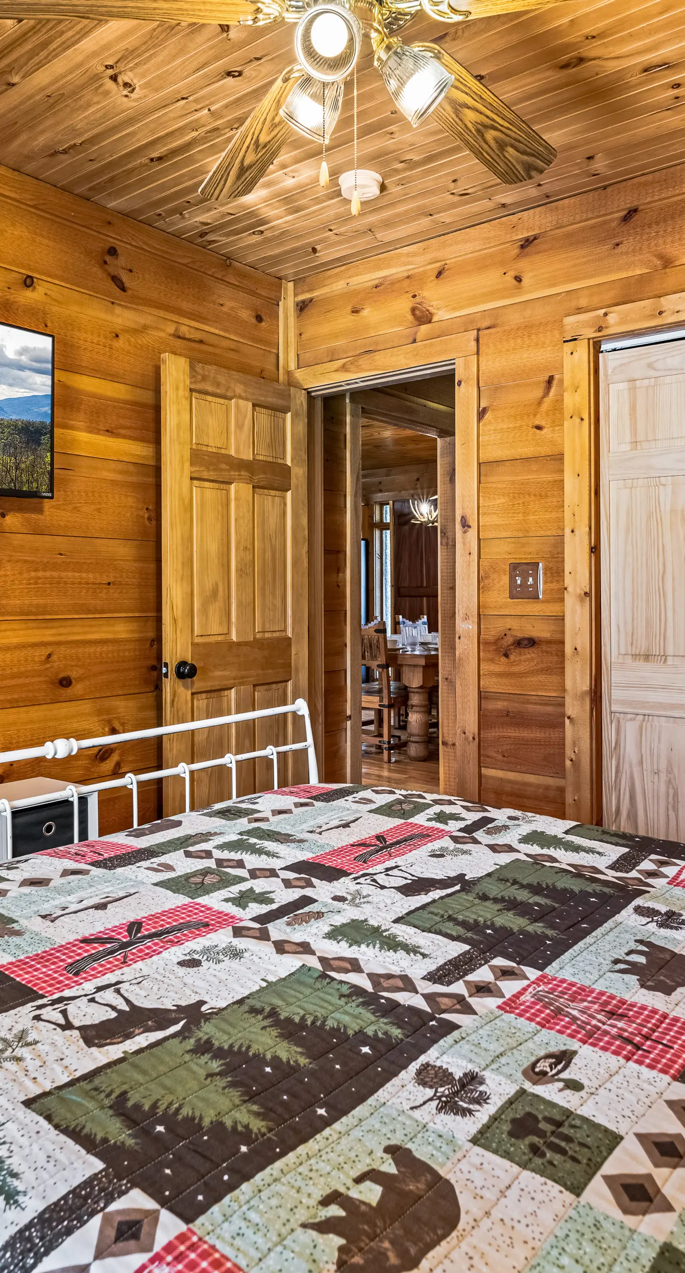 Townsend River Retreat・Lush Greenery・Grill