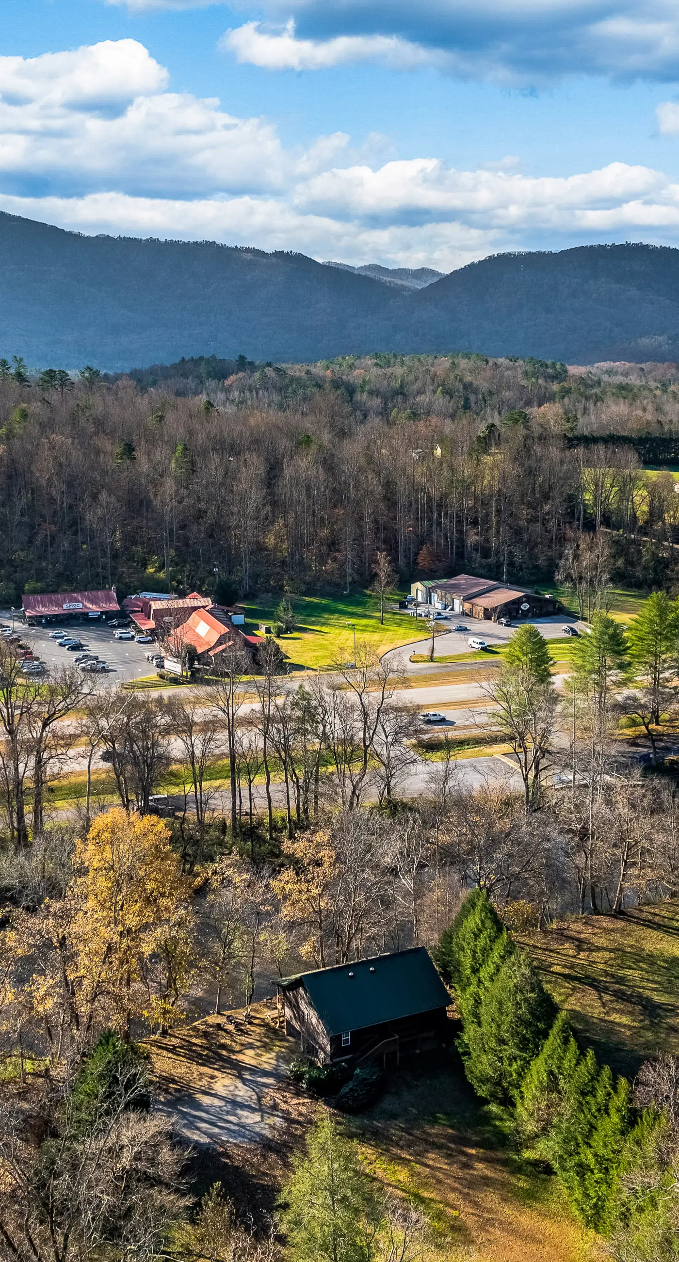 Townsend River Retreat・Lush Greenery・Grill