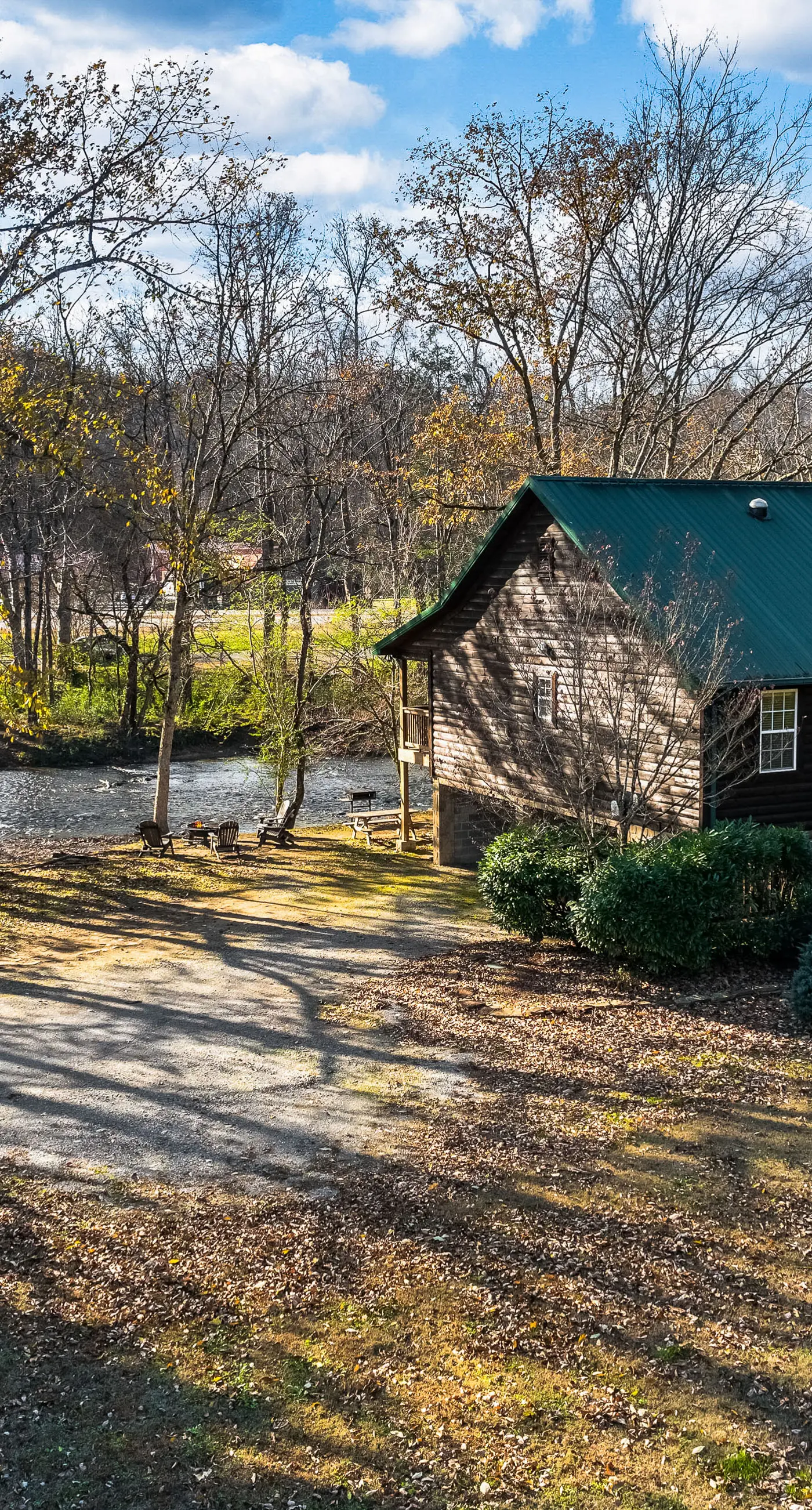 Townsend River Retreat・Lush Greenery・Grill