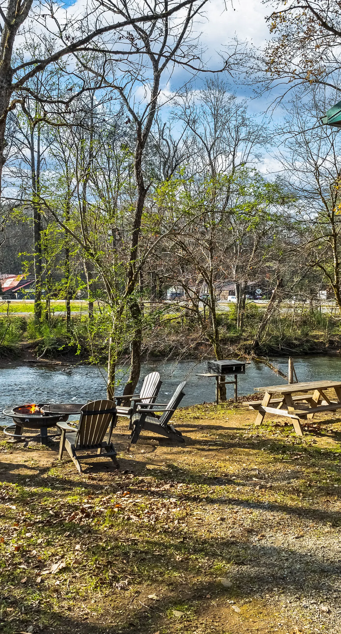 Townsend River Retreat・Lush Greenery・Grill