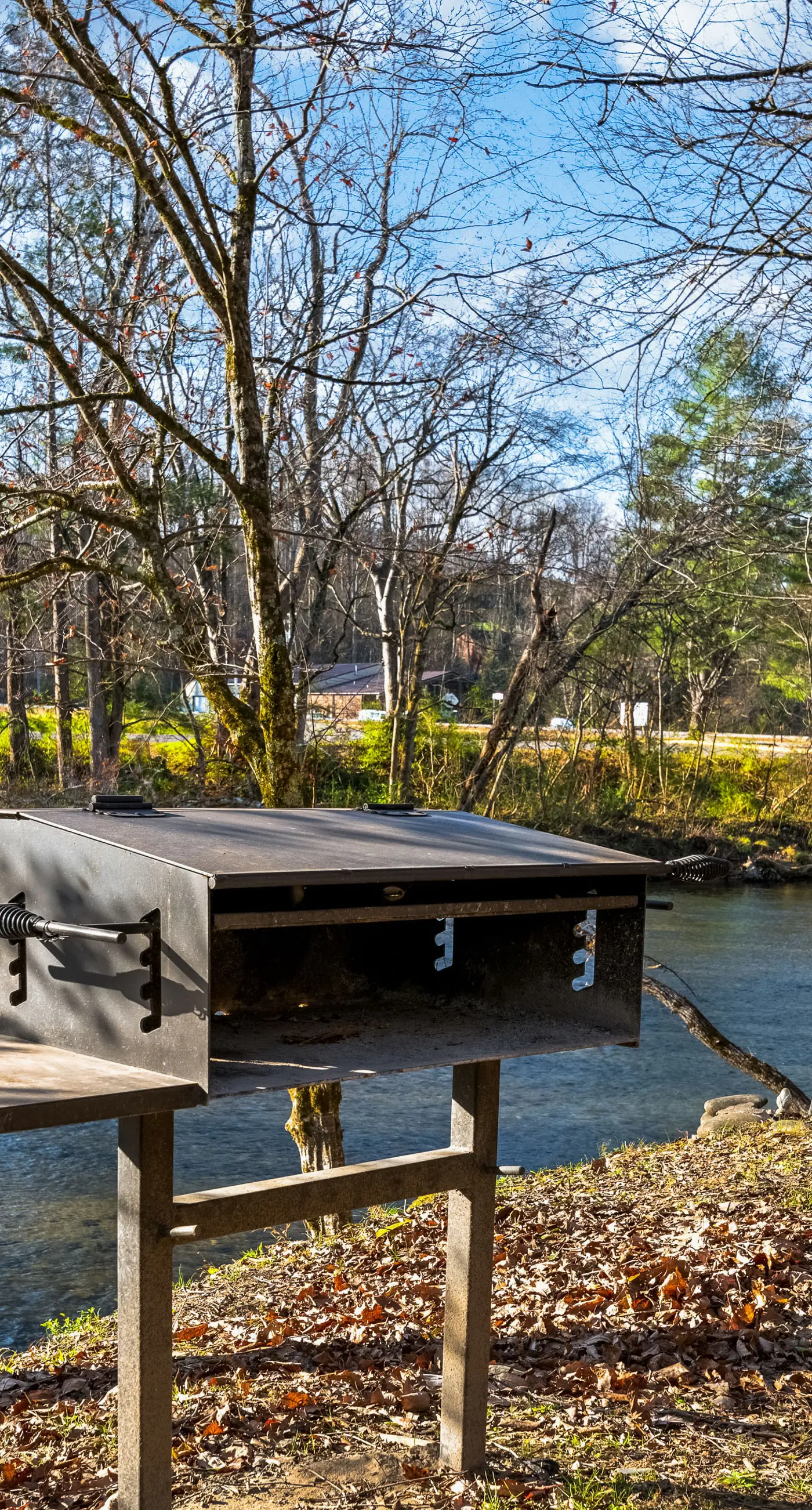 Townsend River Retreat・Lush Greenery・Grill