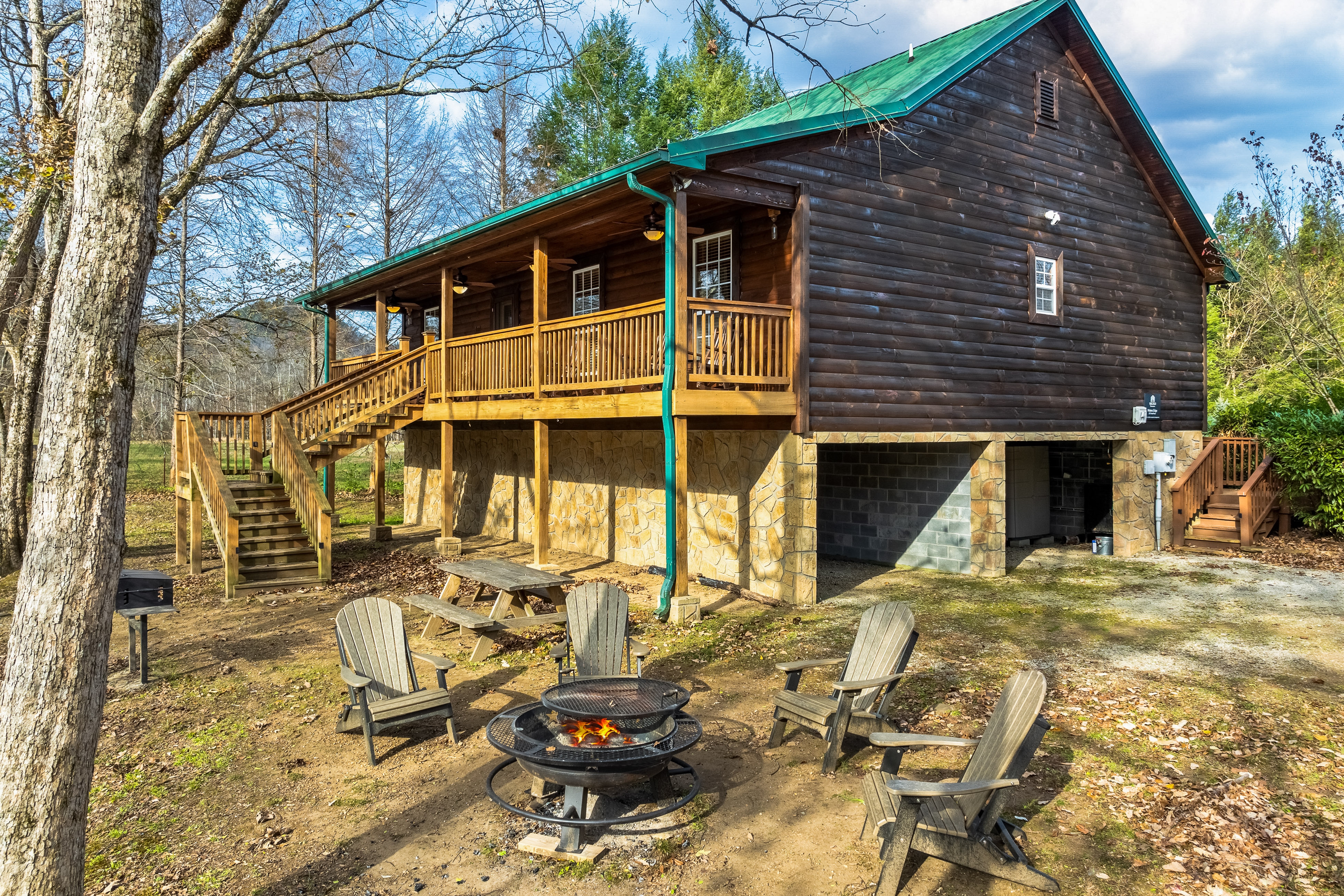 Riverfront Cabin, Sleeps 10・Lush Greenery・Grill