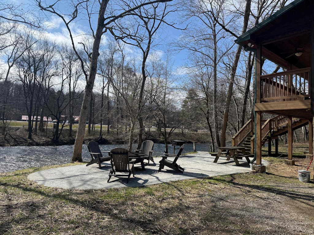 Riverfront Cabin, Sleeps 10, Lush Greenery, Grill