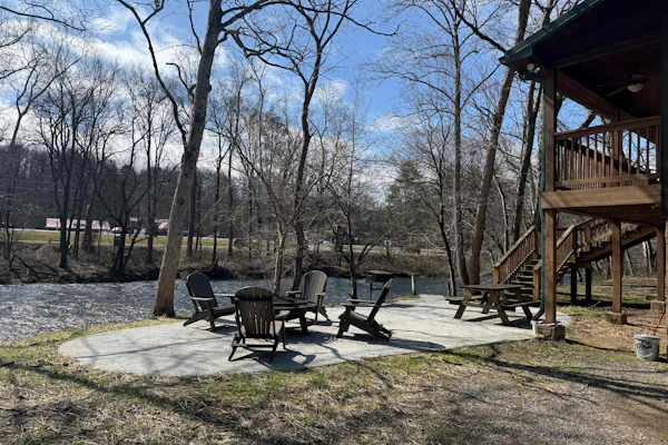 Riverfront Cabin, Sleeps 10, Lush Greenery, Grill