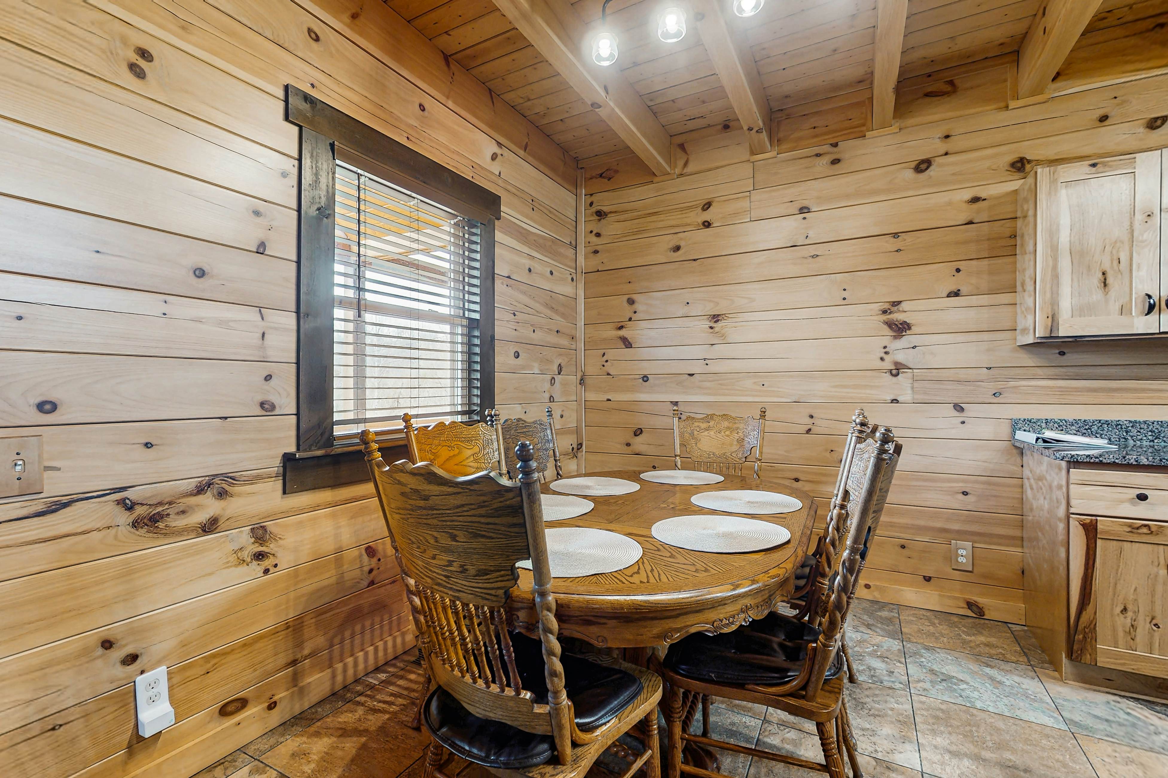 Cozy Cabin, Sleeps 7・Hot tub・Pool table・Foosball