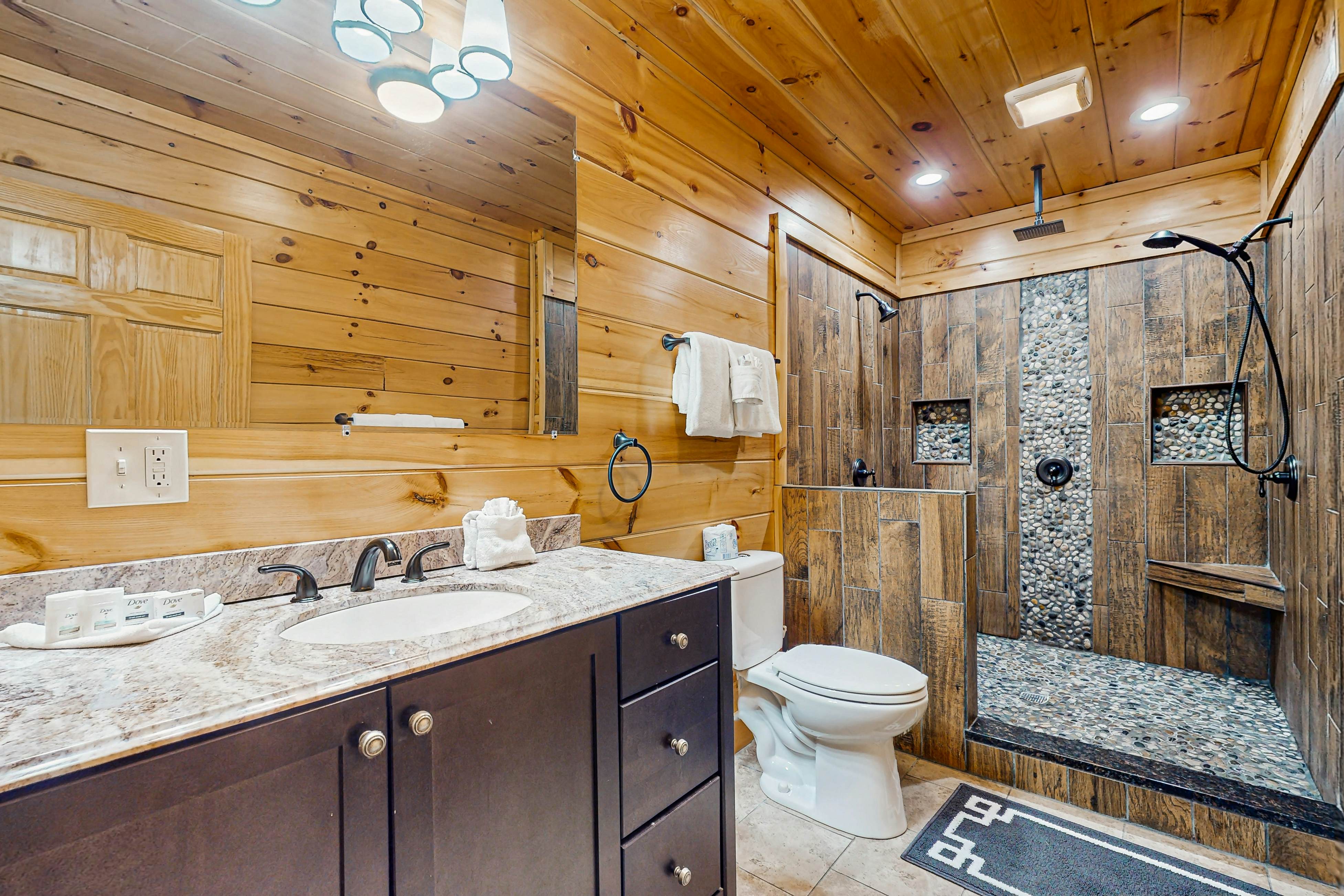 Cozy Cabin, Sleeps 7・Hot tub・Pool table・Foosball