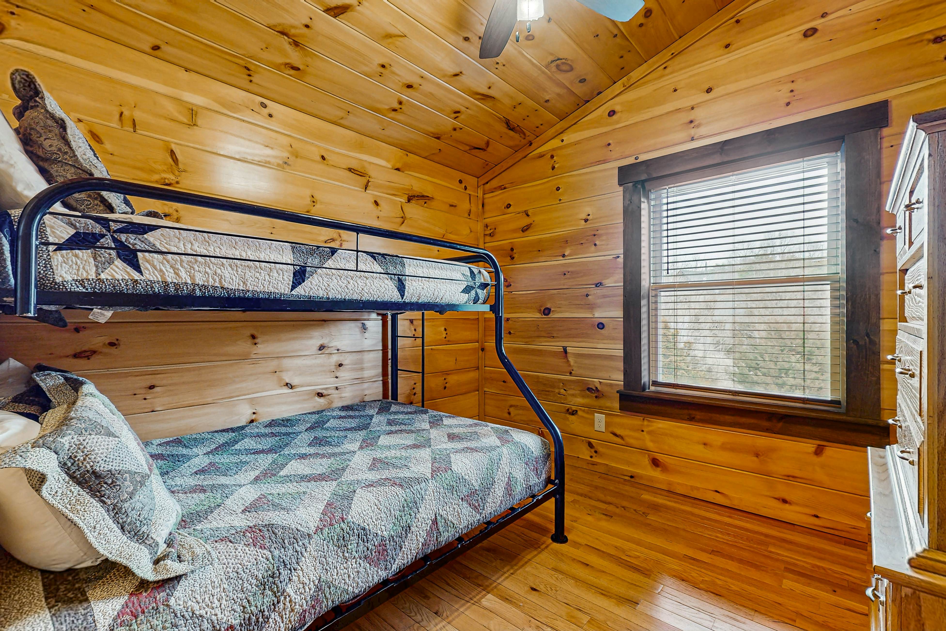 Cozy Cabin, Sleeps 7・Hot tub・Pool table・Foosball