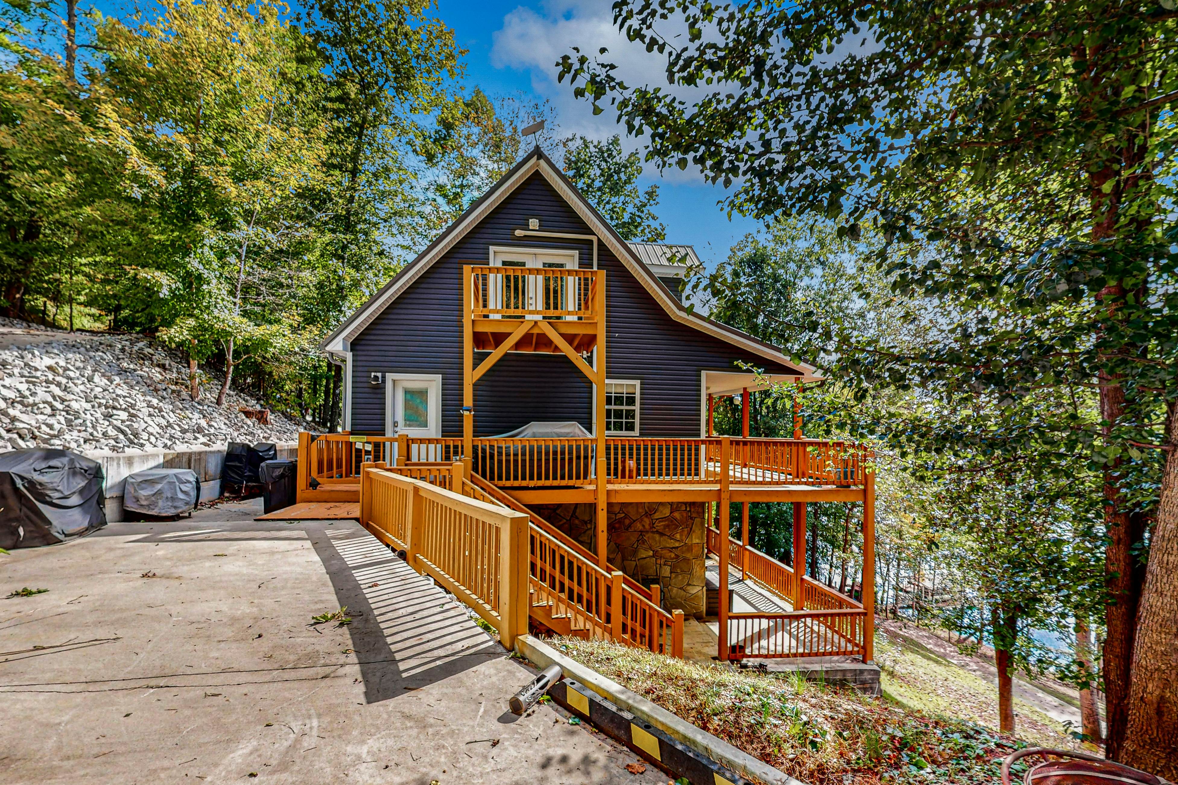 Lakefront cabin with two-level dock, sun deck and internet