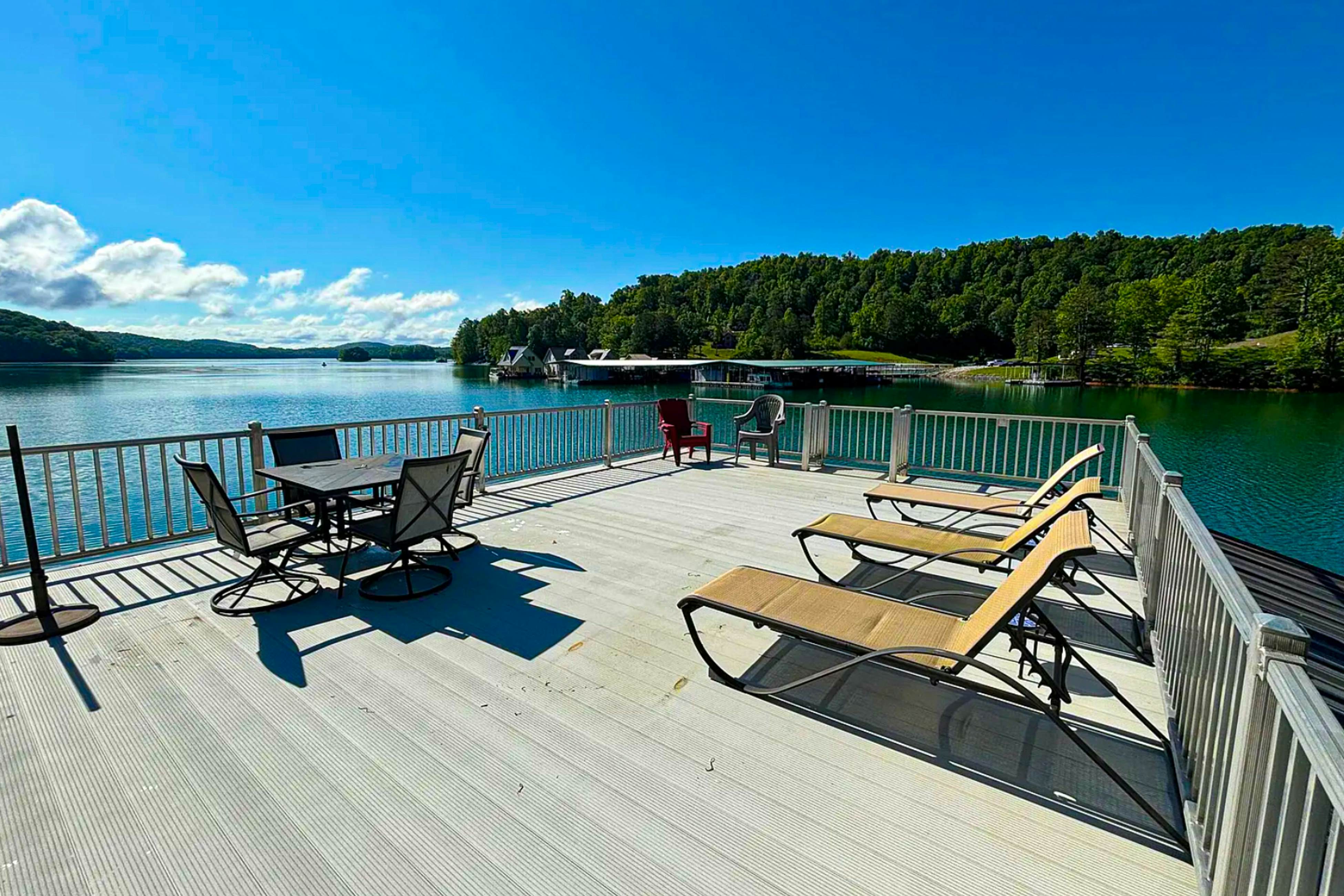 Lakefront cabin with two-level dock, sun deck and internet