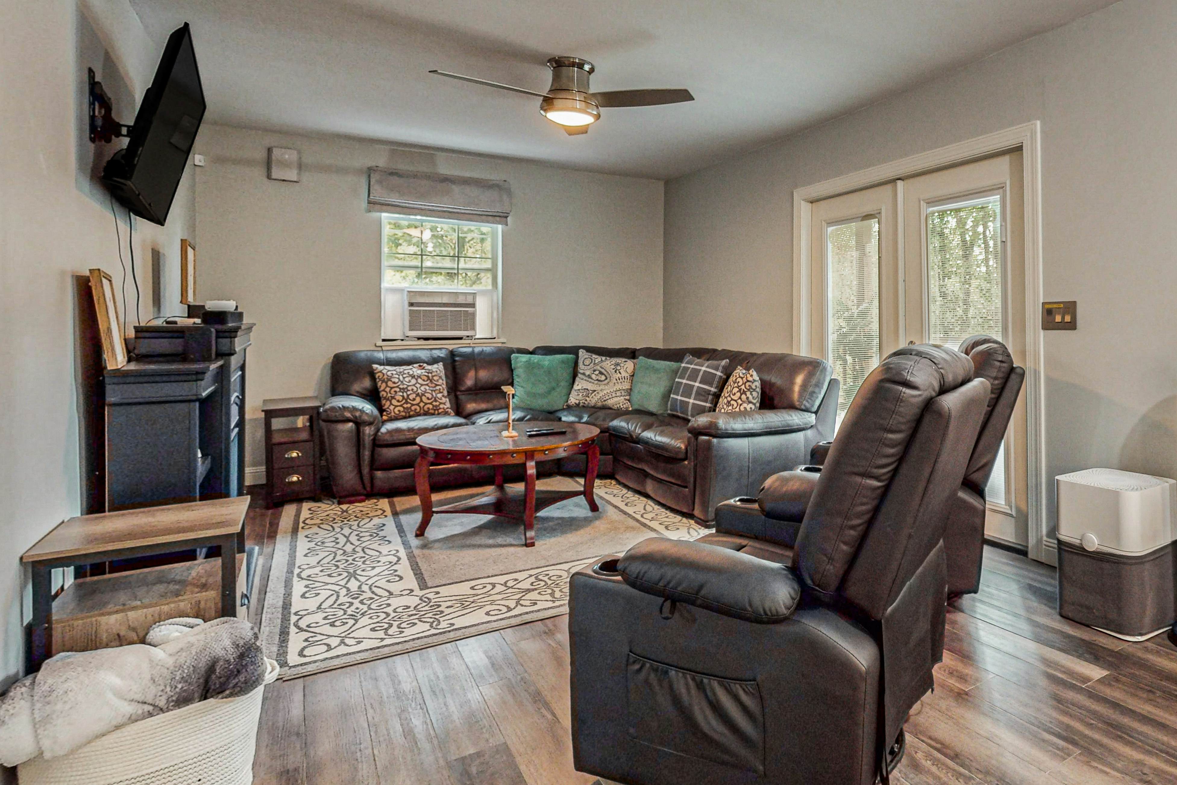 Lakefront cabin with two-level dock, sun deck and internet