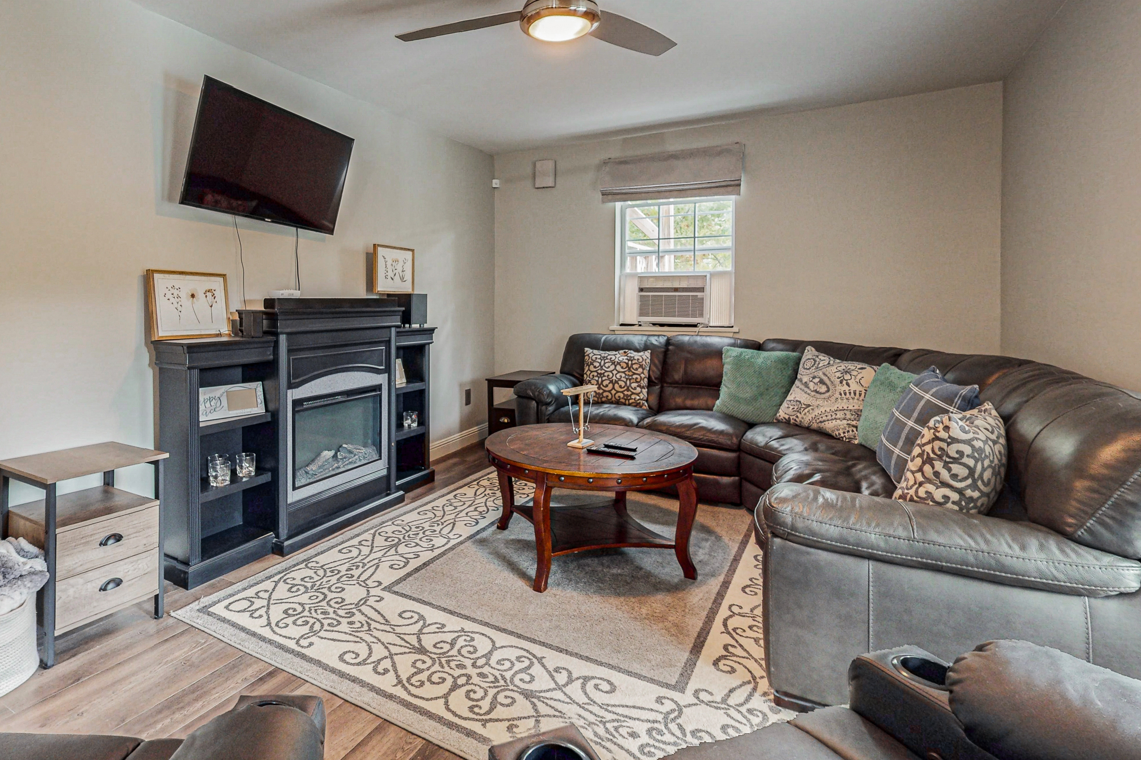 Lakefront Cabin, Sleeps 14・2 Level Dock・Sun Deck