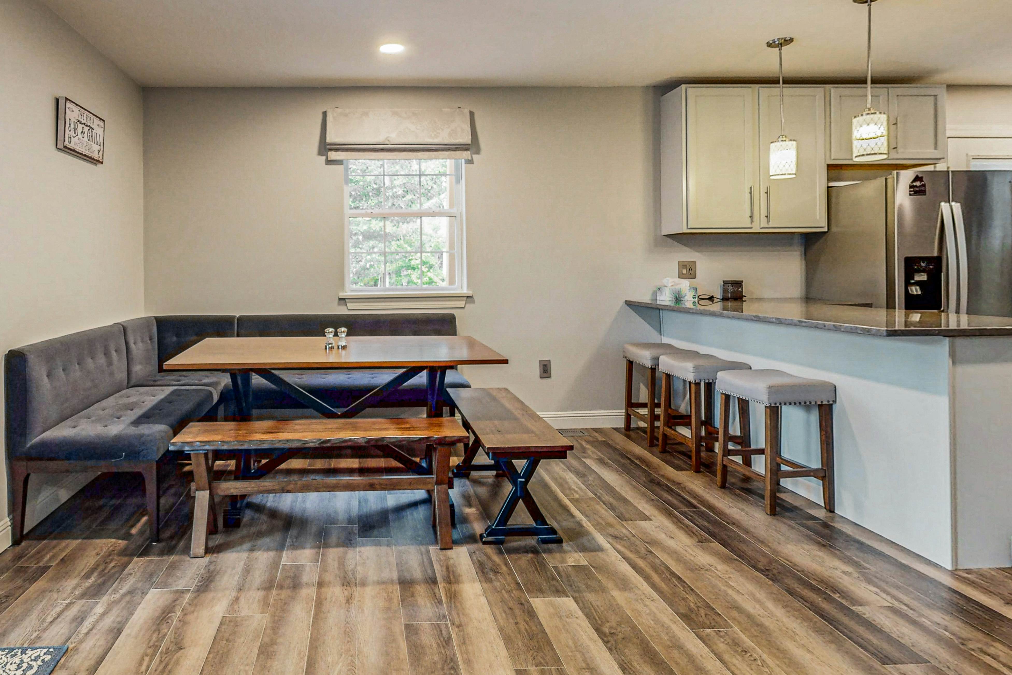Lakefront cabin with two-level dock, sun deck and internet