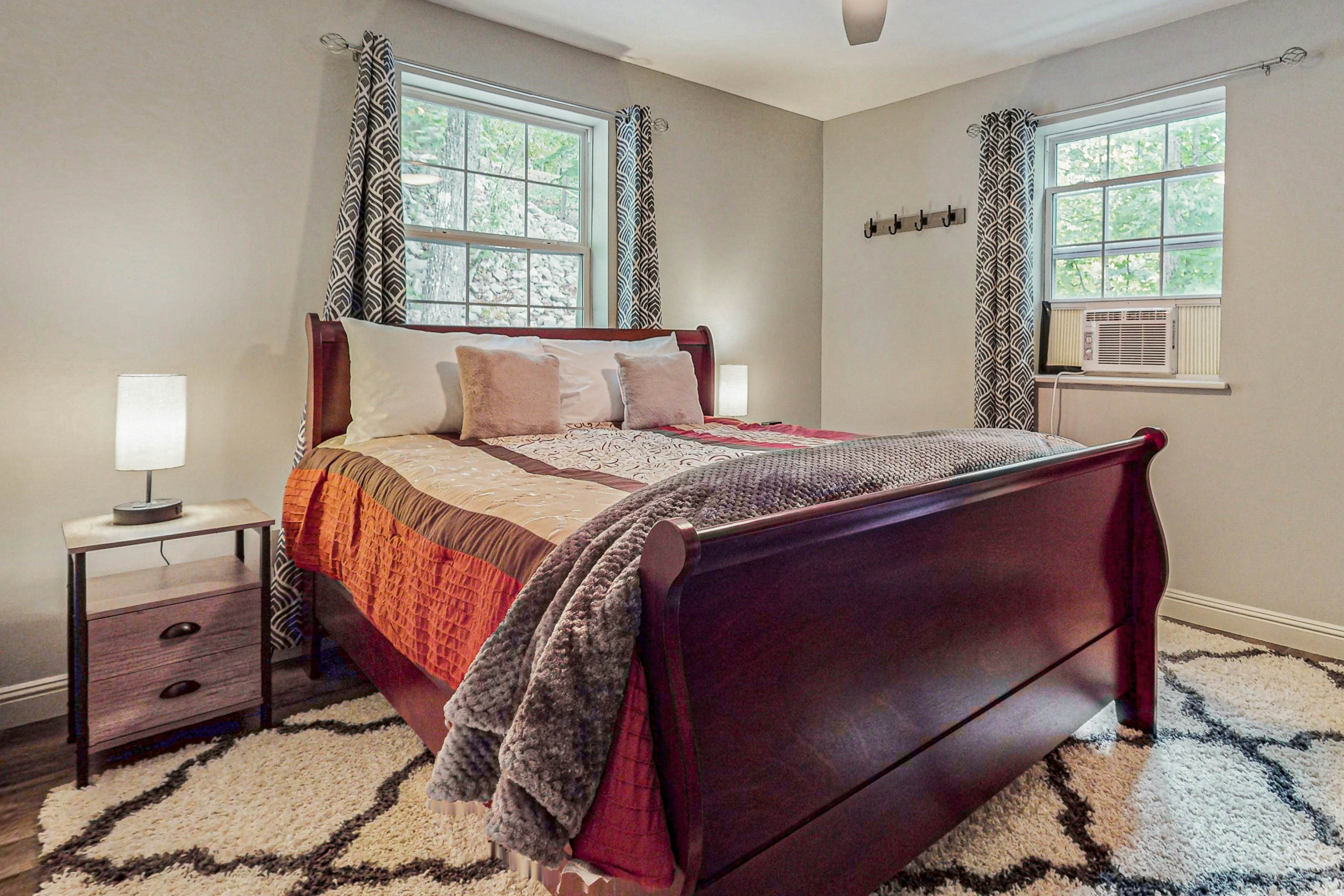 Lakefront cabin with two-level dock, sun deck and internet