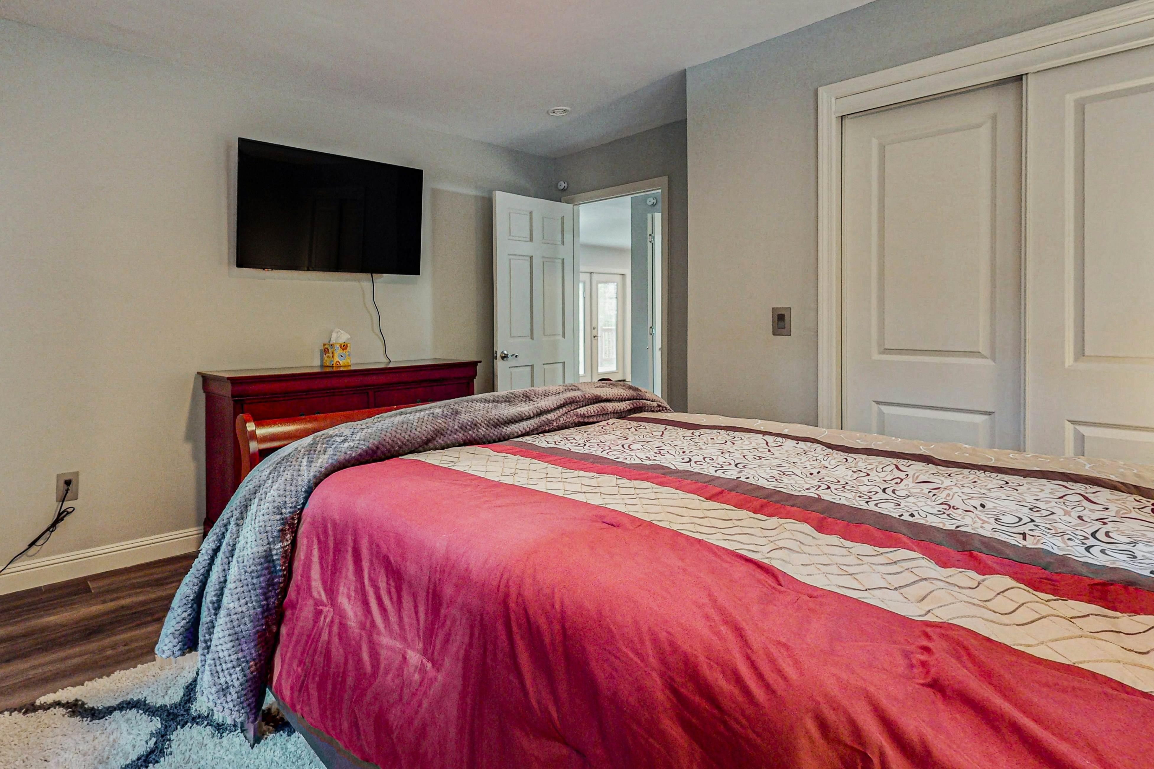 Lakefront cabin with two-level dock, sun deck and internet