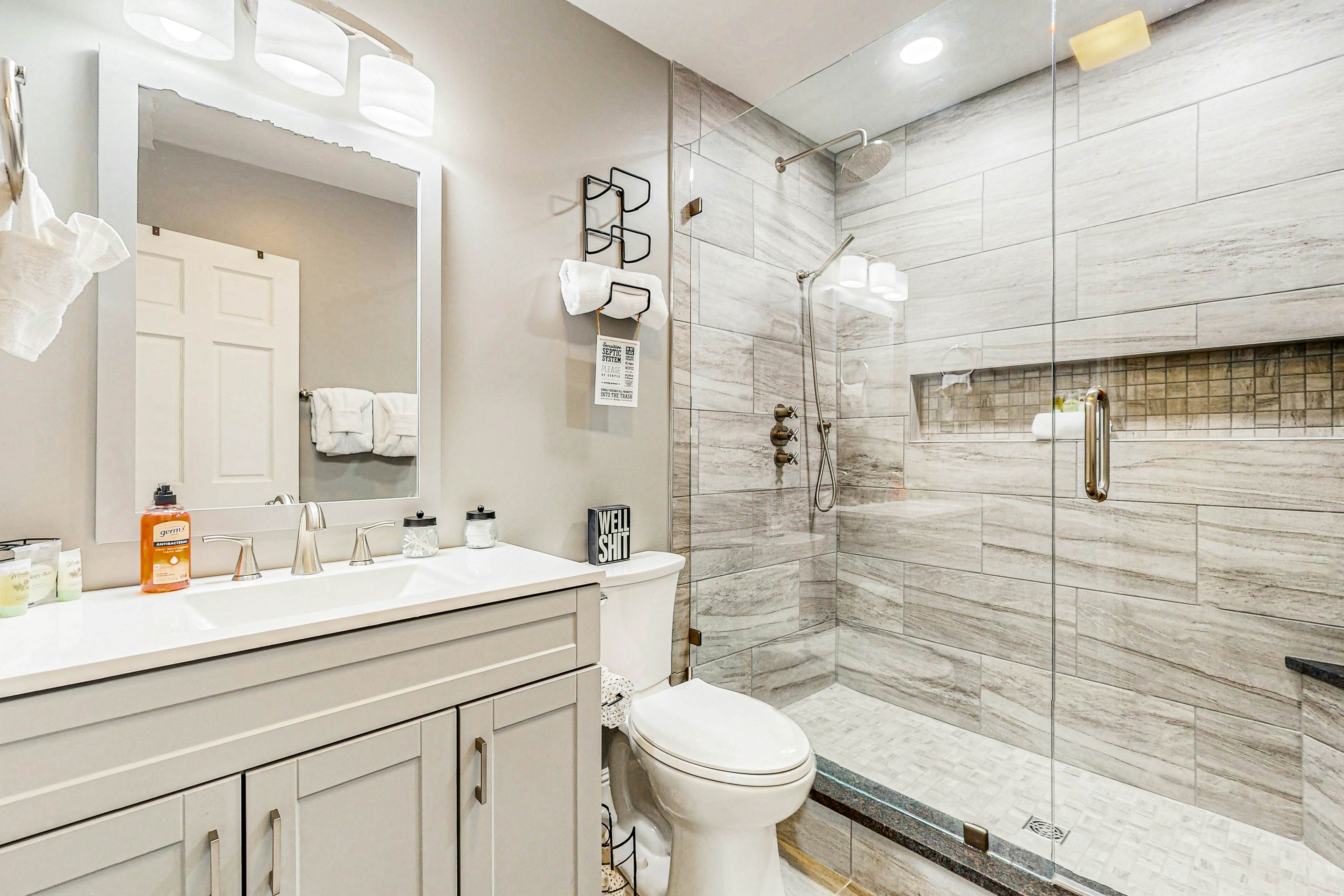 Lakefront cabin with two-level dock, sun deck and internet