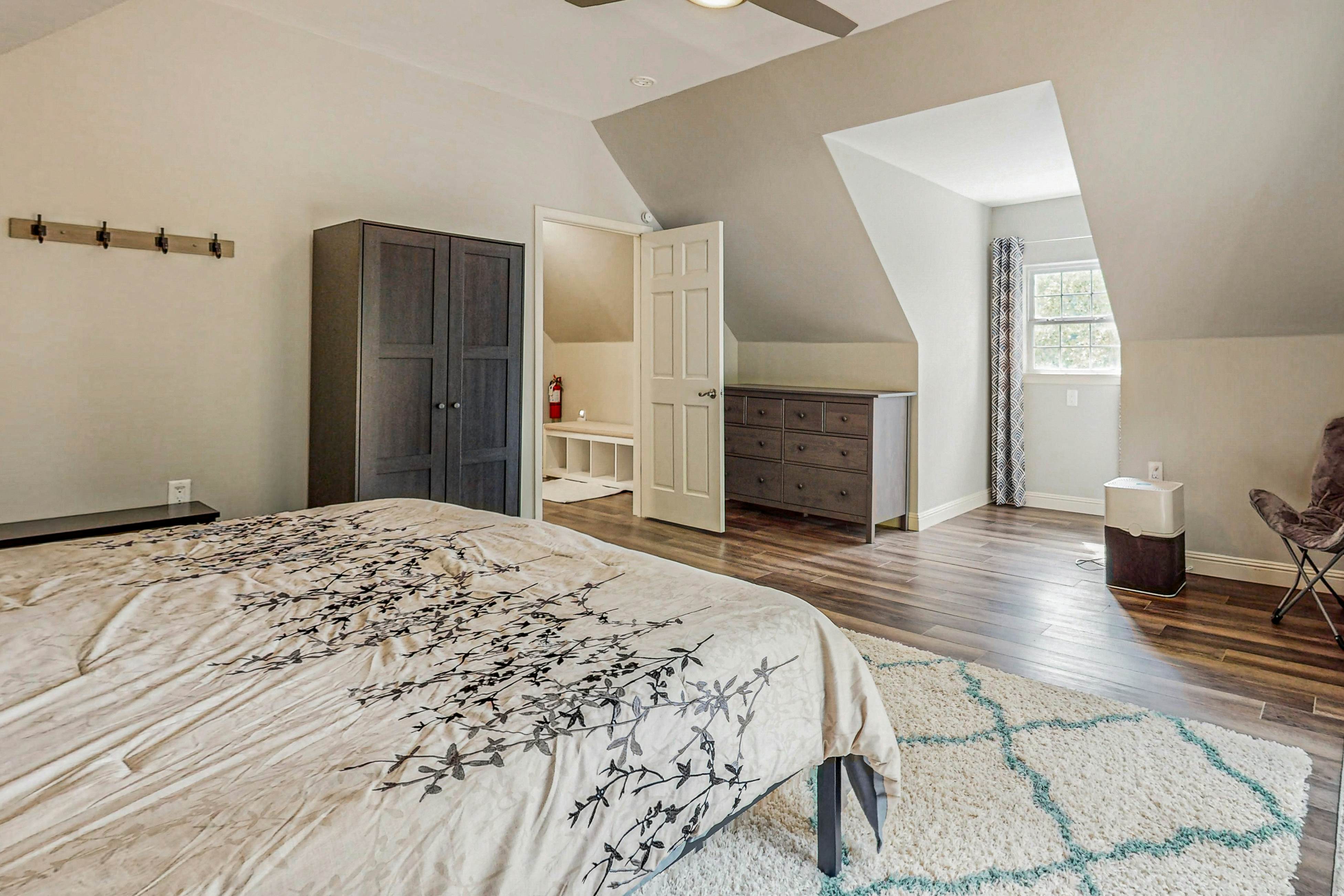 Lakefront cabin with two-level dock, sun deck and internet