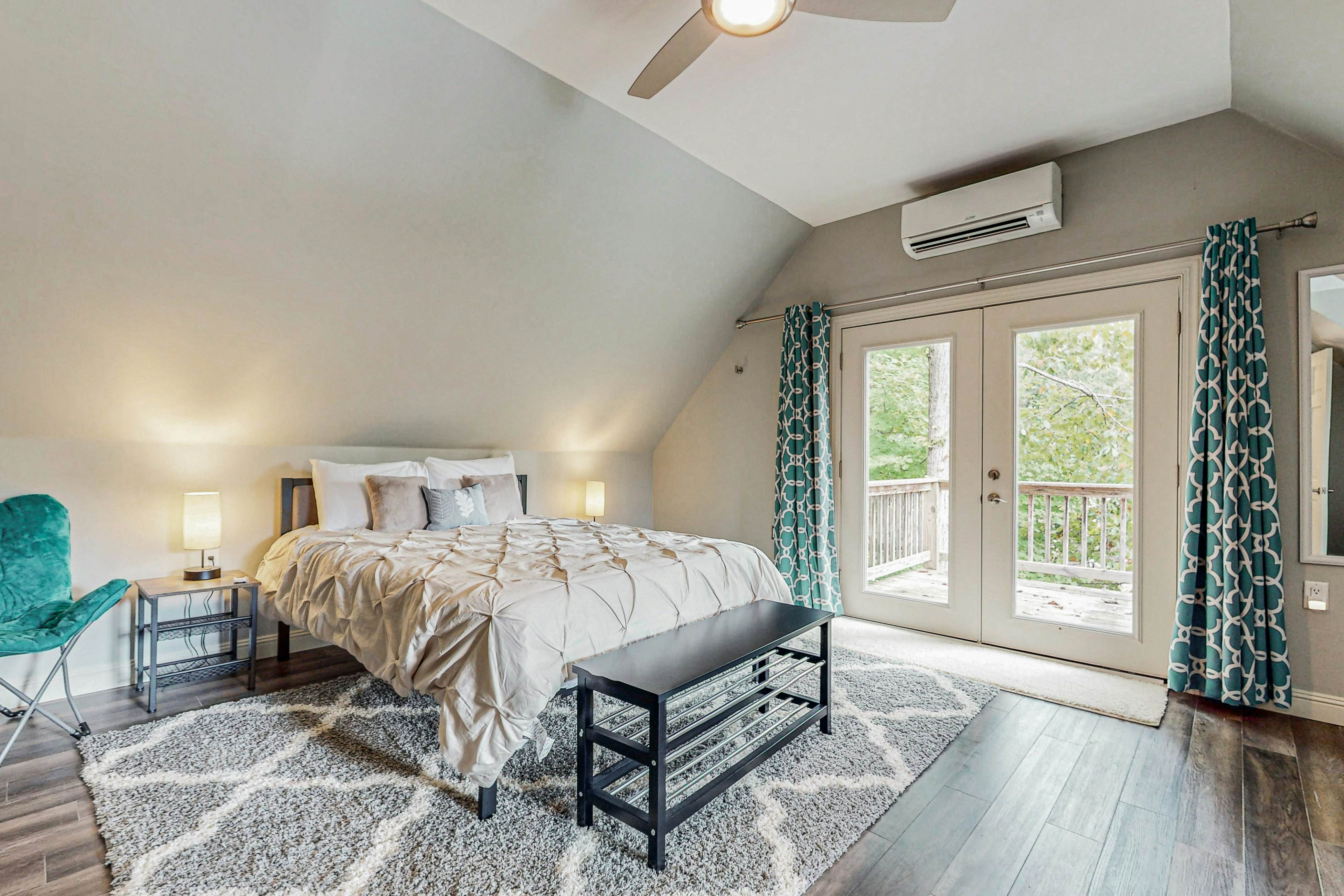 Lakefront cabin with two-level dock, sun deck and internet