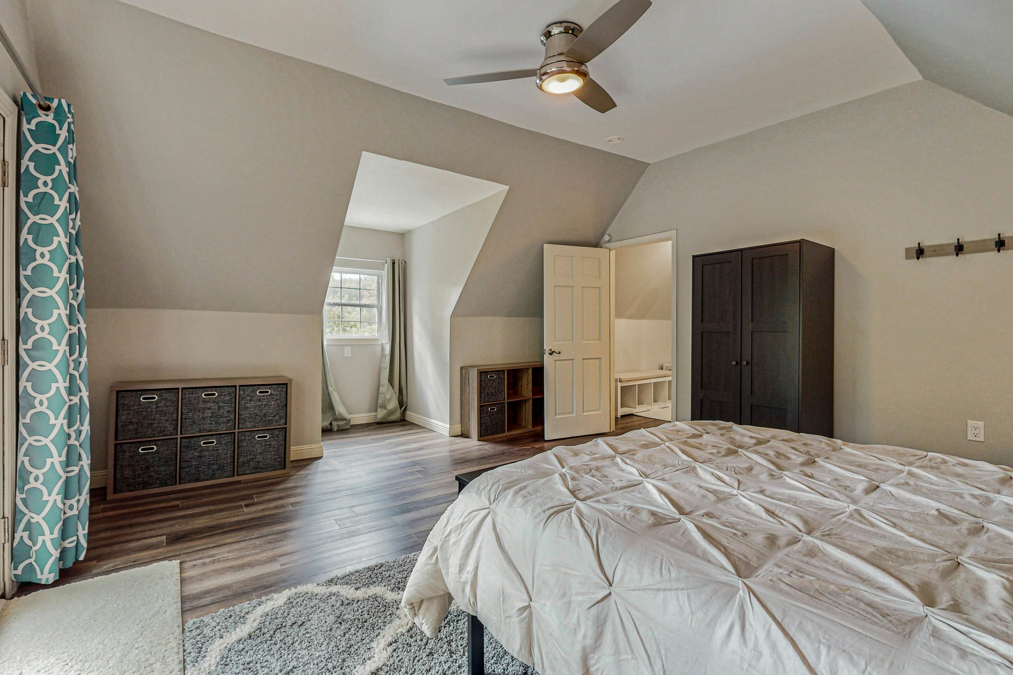 Lakefront cabin with two-level dock, sun deck and internet